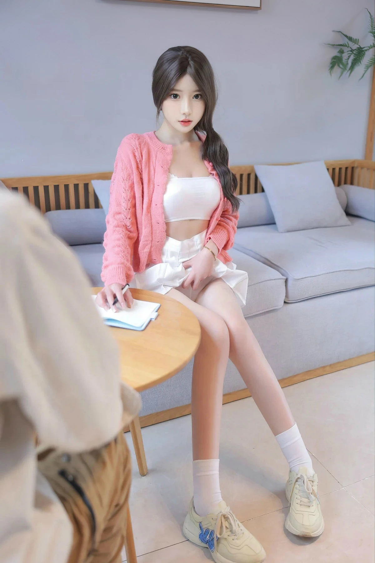 [[XiuRen秀人网]秀人网]No.8241_模特桃妖夭外拍场景性感粉色服饰露粉色内衣秀曼妙身姿诱惑写真103P
