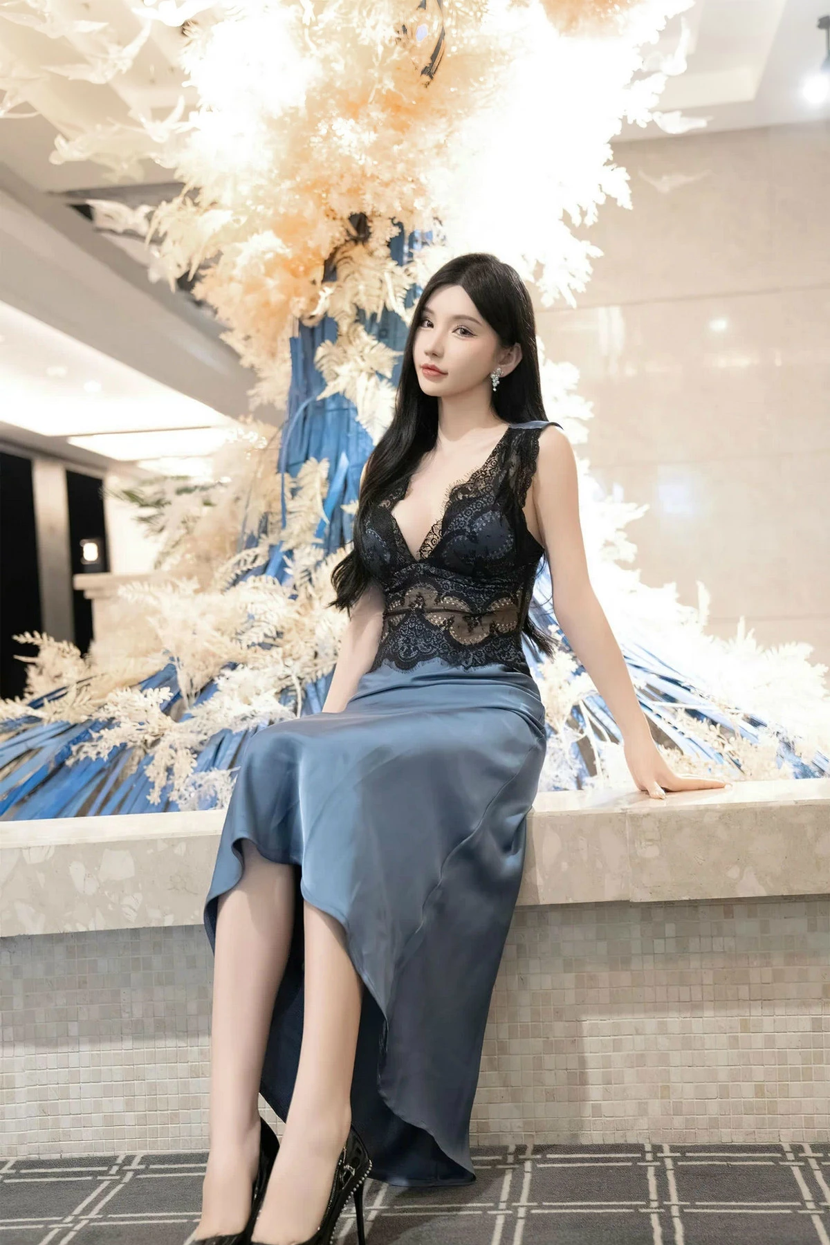 [[XiuRen秀人网]秀人网]No.8242_女神周于希Sally性感蕾丝长裙+黑色薄纱连体衣秀完美身材诱惑写真115P