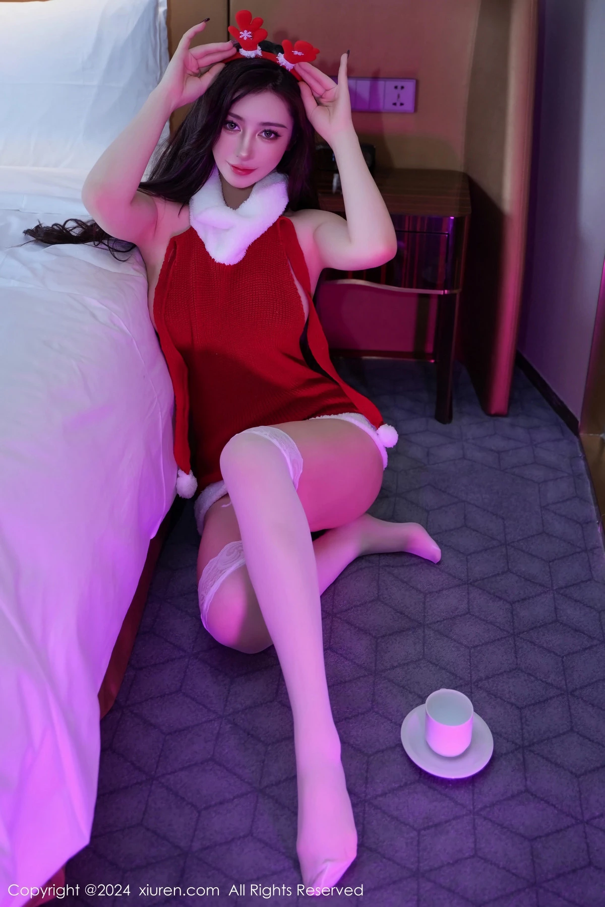 [[XiuRen秀人网]秀人网]No.8114_模特蕾蕾醒了没性感红色圣诞服饰配白丝袜秀丰满身材诱惑写真74P