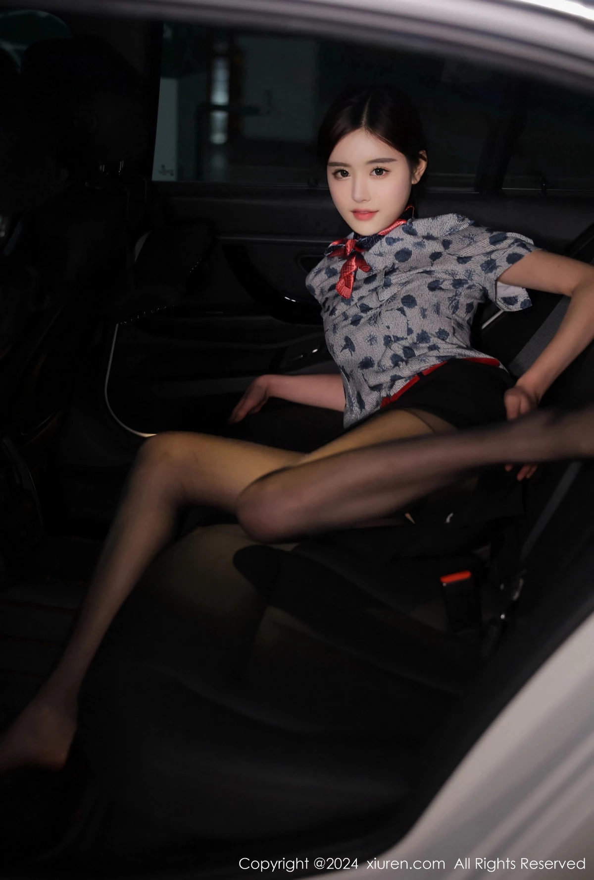 [[XiuRen秀人网]秀人网]No.8125_模特晚苏susu性感空姐制服露黑色蕾丝内衣配超薄黑丝魅惑写真81P