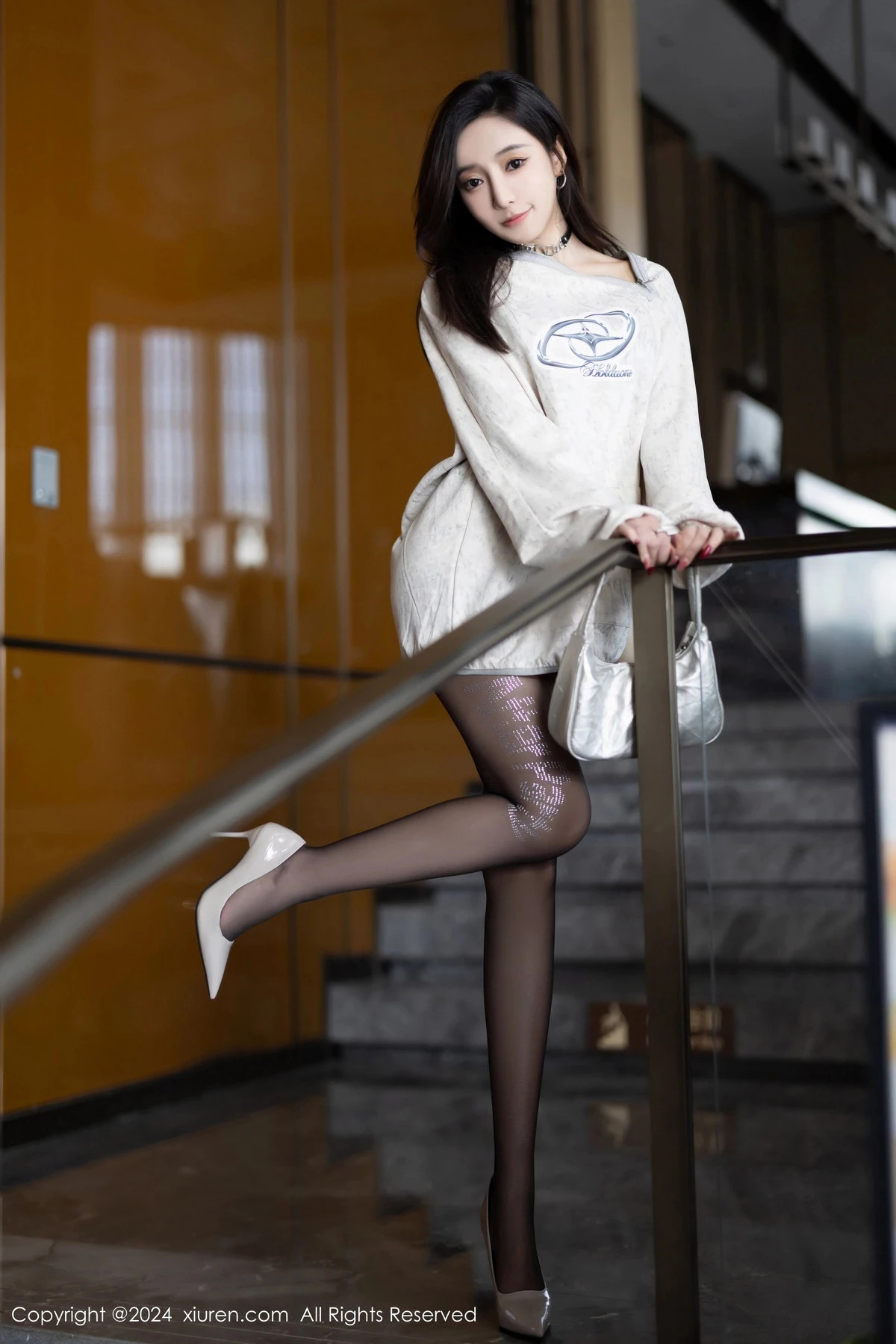 [[XiuRen秀人网]秀人网]No.8135_女神王馨瑶yanni脱外套露性感情趣内衣配超薄黑丝迷人诱惑写真80P