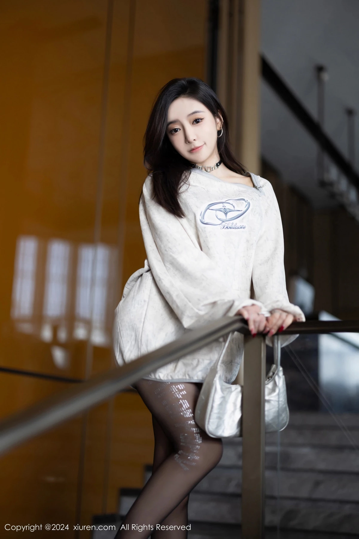 [[XiuRen秀人网]秀人网]No.8135_女神王馨瑶yanni脱外套露性感情趣内衣配超薄黑丝迷人诱惑写真80P