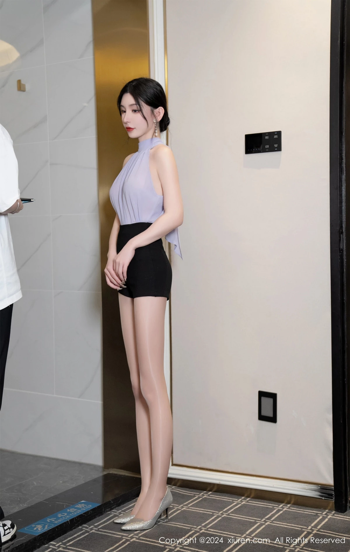 [[XiuRen秀人网]秀人网]No.8136_女神周于希Sally会所剧情灰色上衣配超薄闪亮肉丝撩人诱惑写真91P