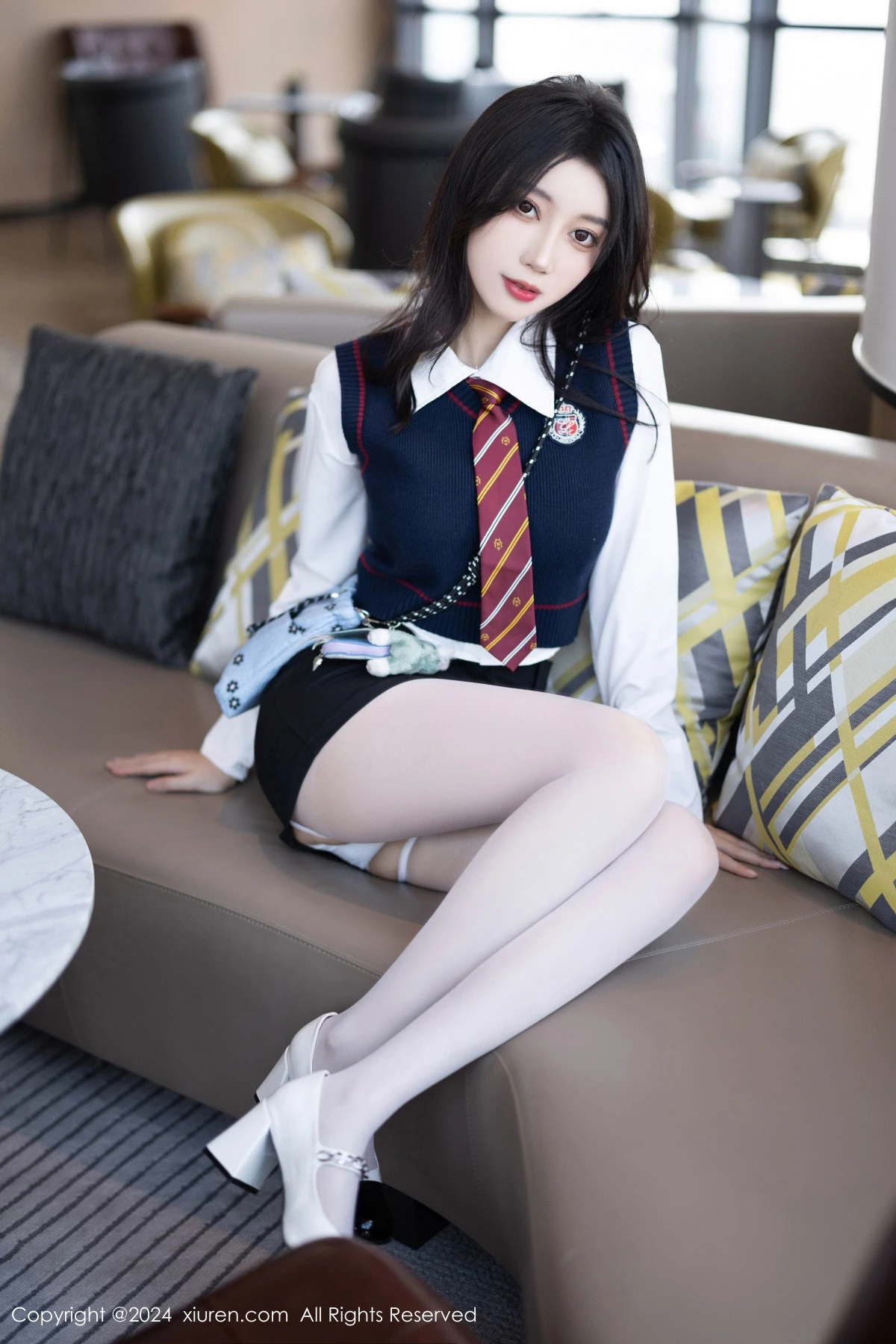 [[XiuRen秀人网]秀人网]No.8247_模特玥儿玥性感白衬衫配黑色短裙露紫色内衣配开档白丝迷人写真82P