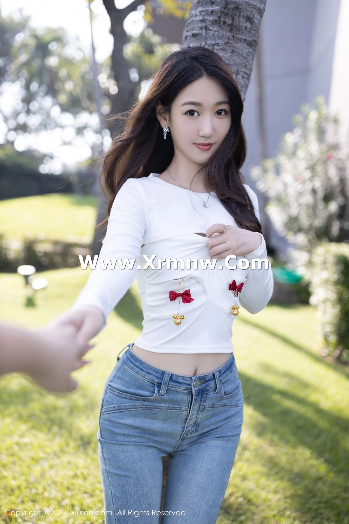 [[XiuRen秀人网]秀人网]No.8250_模特唐安琪性感白色上衣配牛仔裤半脱秀曼妙身姿迷人诱惑写真80P