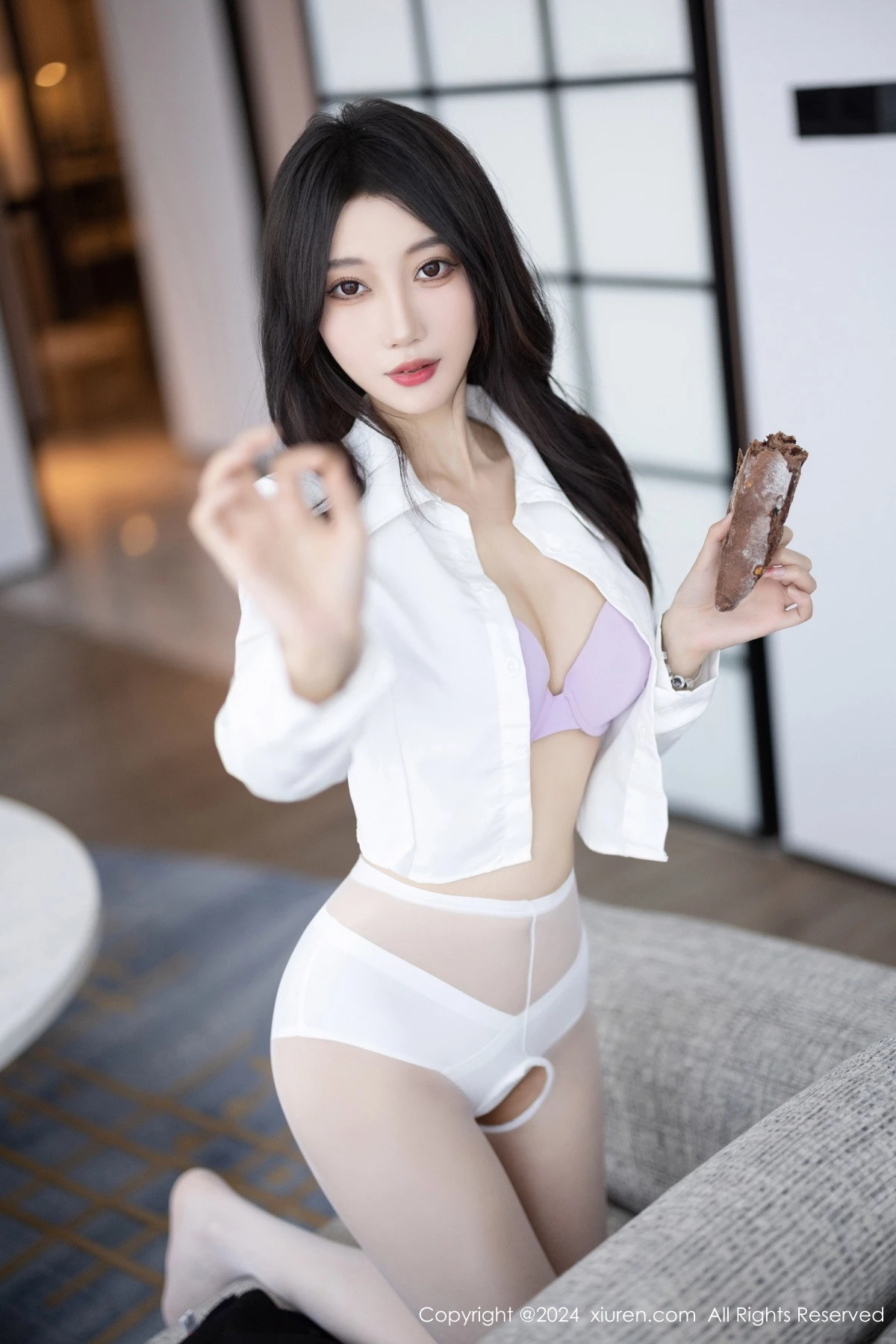 [[XiuRen秀人网]秀人网]No.8247_模特玥儿玥性感白衬衫配黑色短裙露紫色内衣配开档白丝迷人写真82P