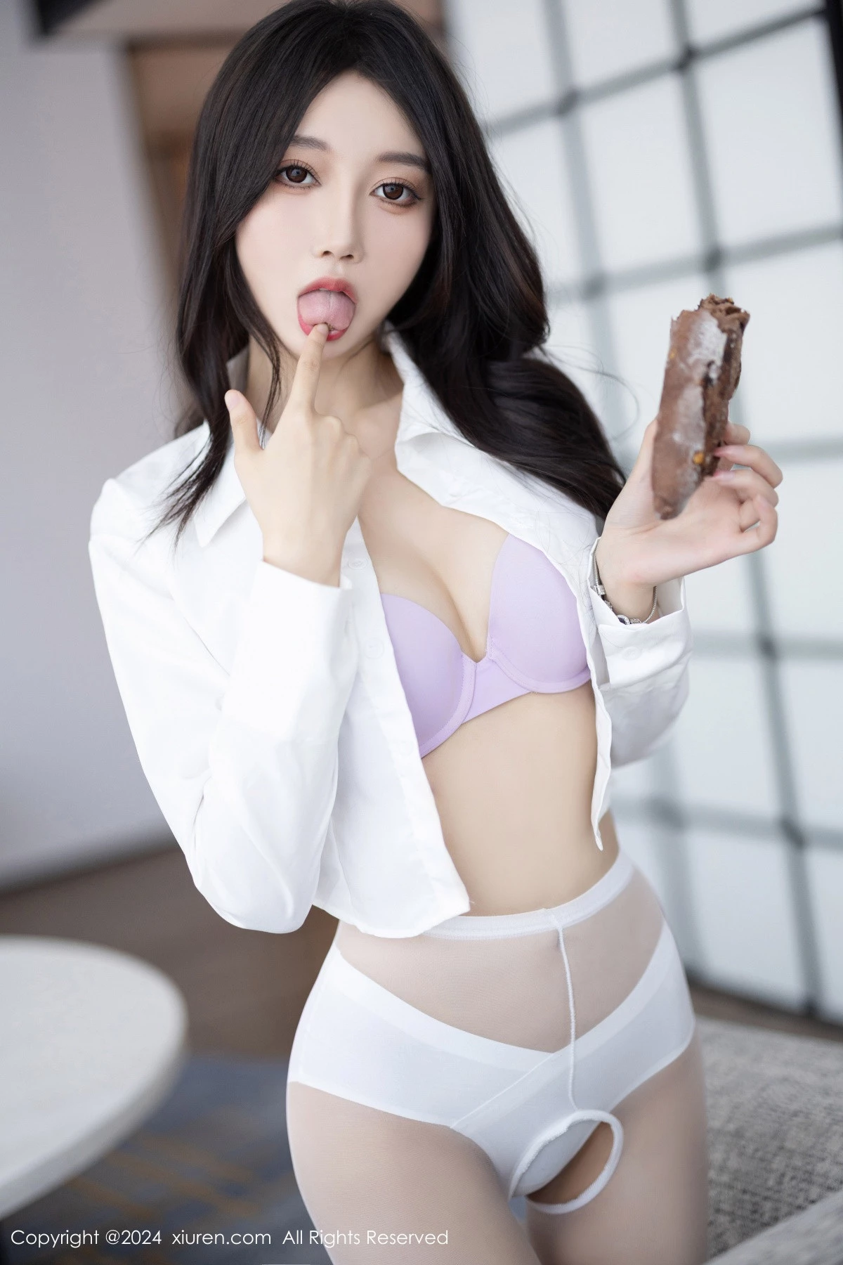 [[XiuRen秀人网]秀人网]No.8247_模特玥儿玥性感白衬衫配黑色短裙露紫色内衣配开档白丝迷人写真82P