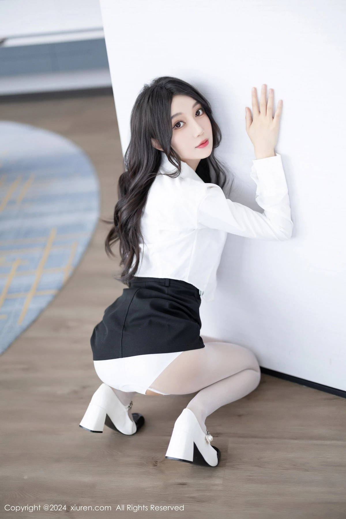 [[XiuRen秀人网]秀人网]No.8247_模特玥儿玥性感白衬衫配黑色短裙露紫色内衣配开档白丝迷人写真82P