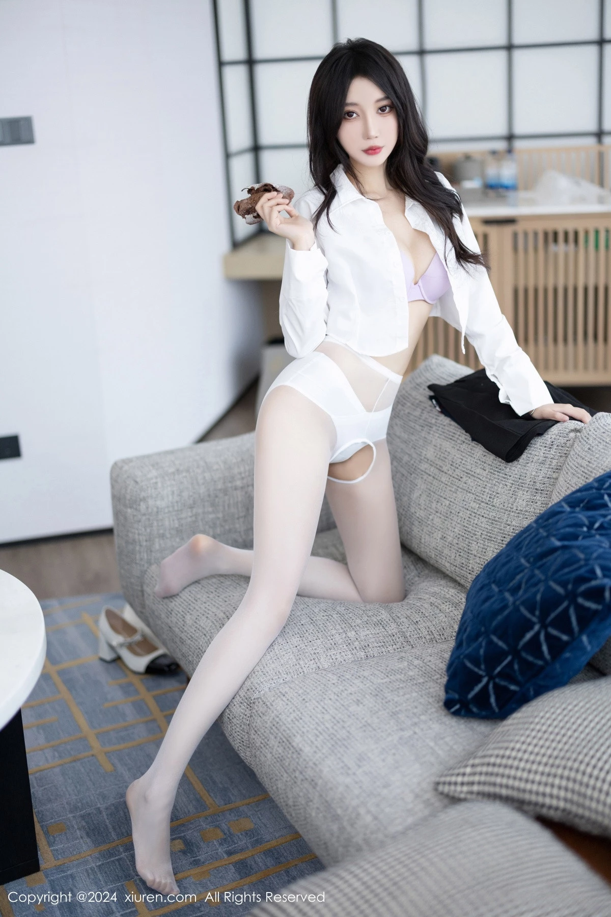 [[XiuRen秀人网]秀人网]No.8247_模特玥儿玥性感白衬衫配黑色短裙露紫色内衣配开档白丝迷人写真82P