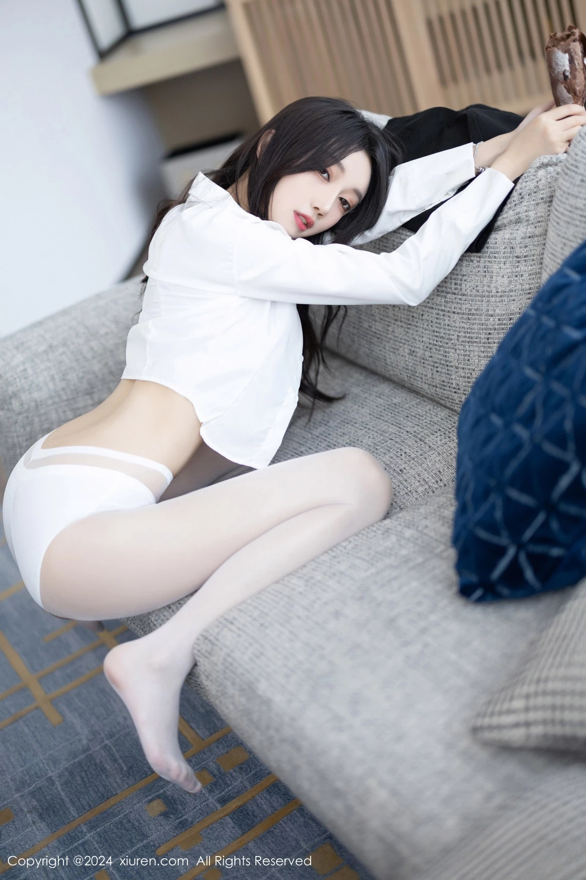 [[XiuRen秀人网]秀人网]No.8247_模特玥儿玥性感白衬衫配黑色短裙露紫色内衣配开档白丝迷人写真82P