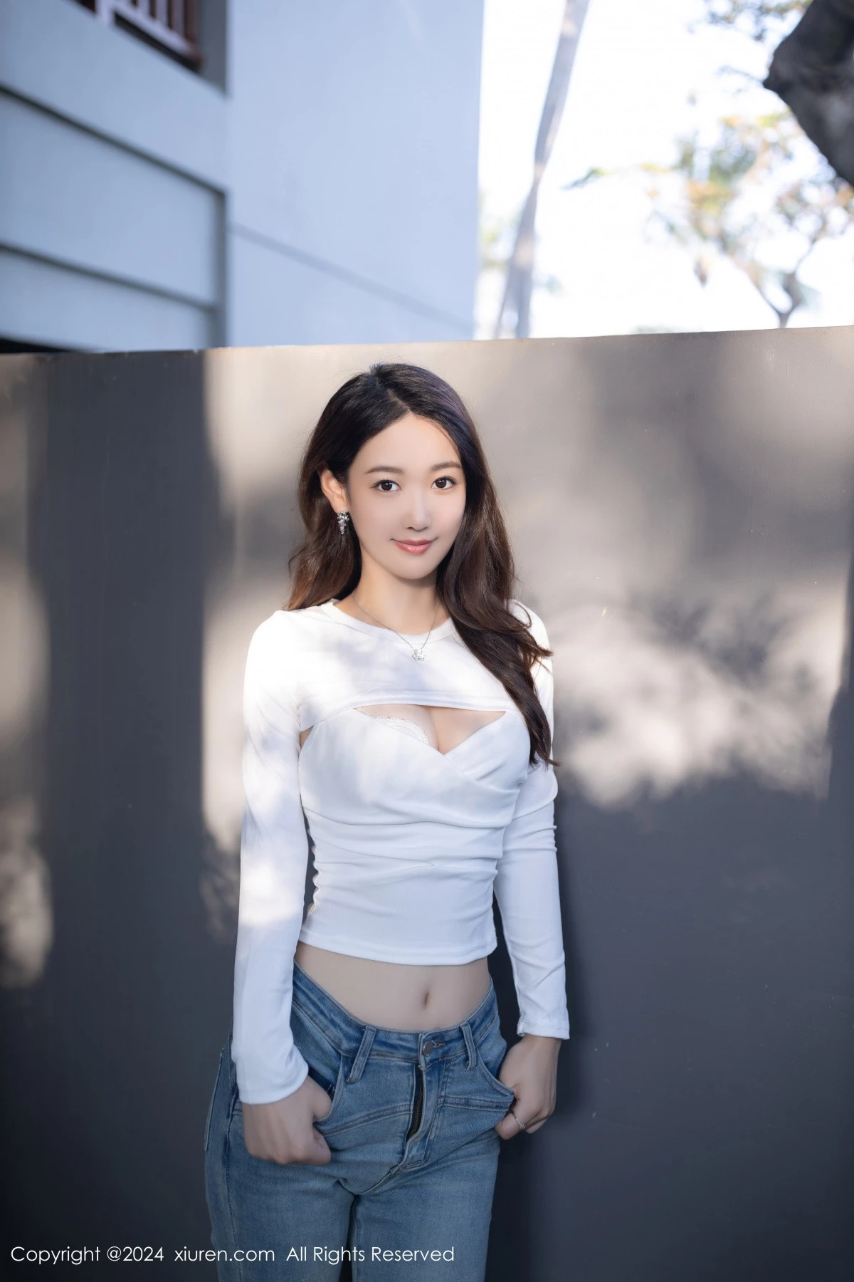 [[XiuRen秀人网]秀人网]No.8250_模特唐安琪性感白色上衣配牛仔裤半脱秀曼妙身姿迷人诱惑写真80P