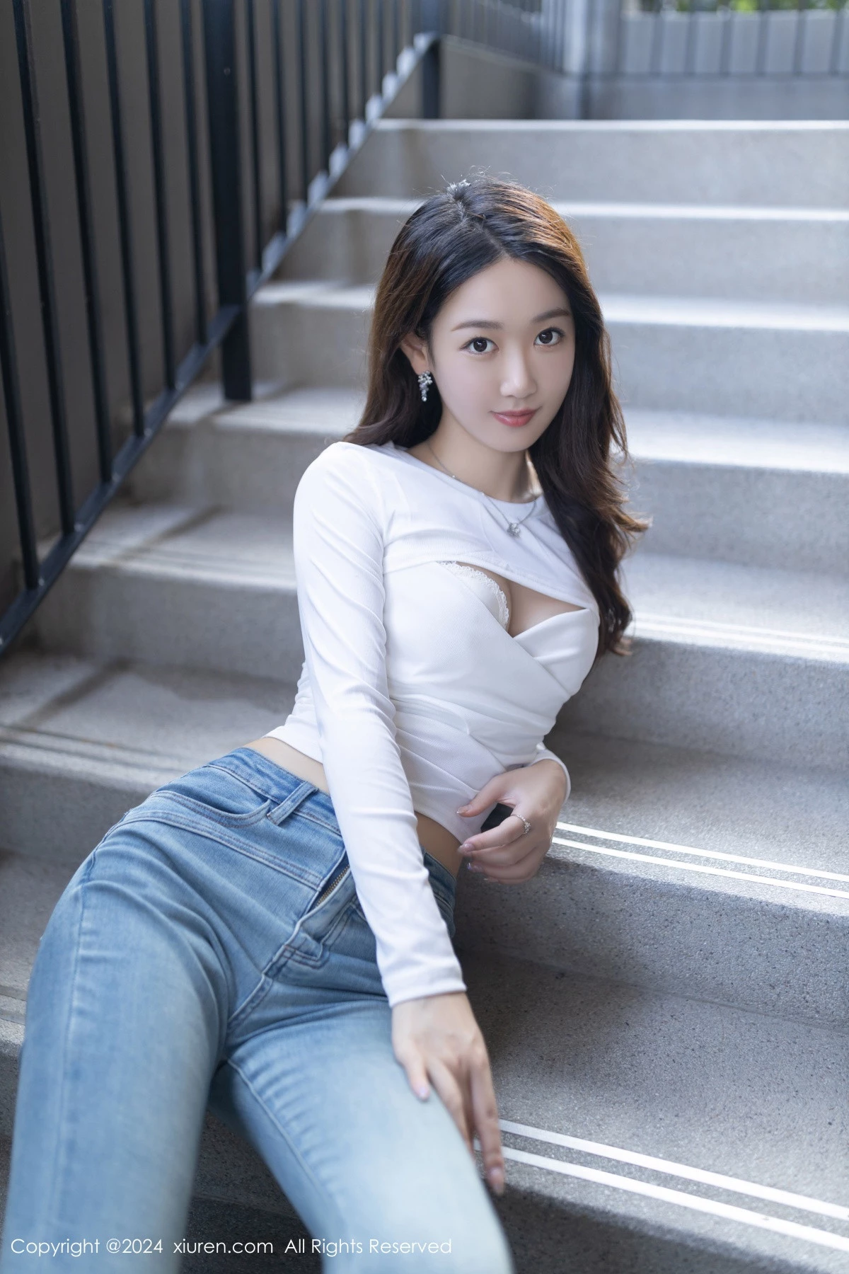 [[XiuRen秀人网]秀人网]No.8250_模特唐安琪性感白色上衣配牛仔裤半脱秀曼妙身姿迷人诱惑写真80P