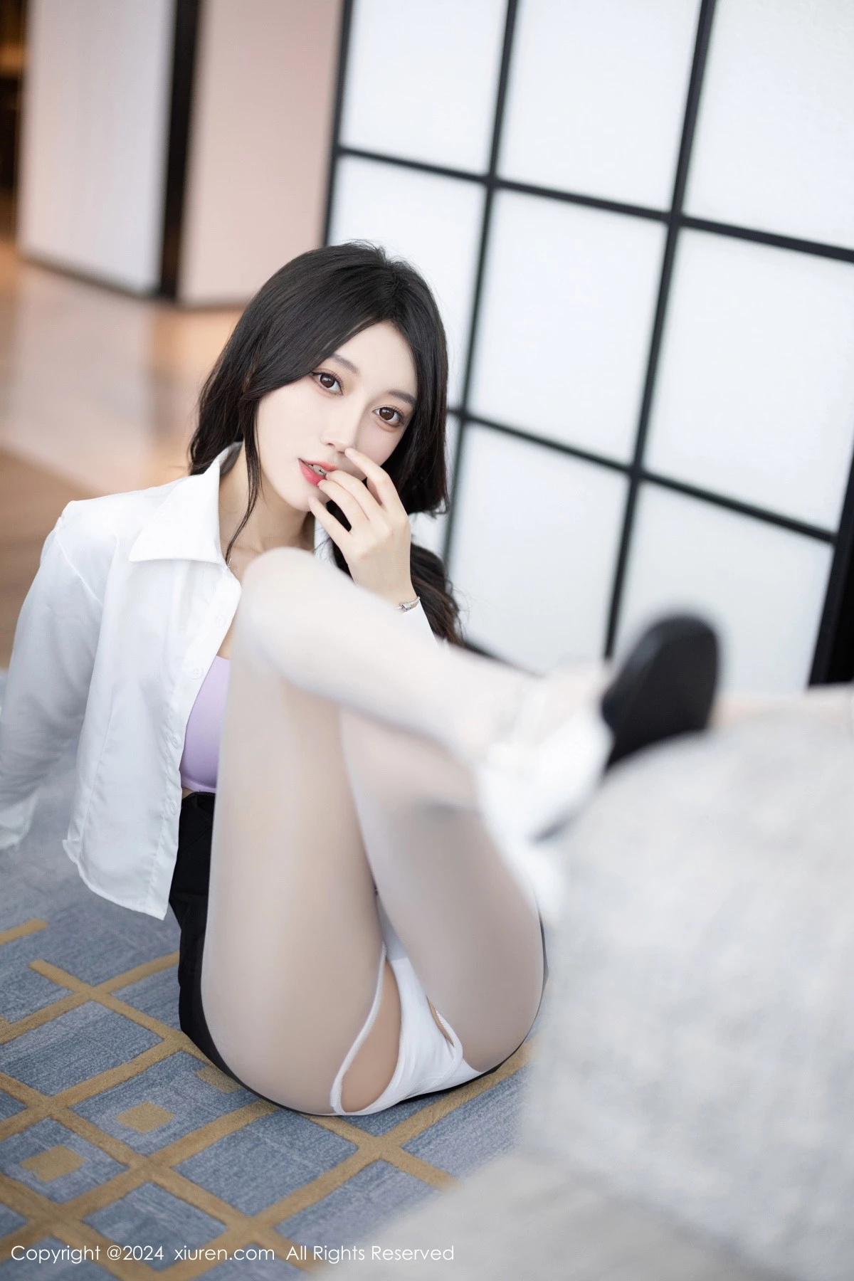 [[XiuRen秀人网]秀人网]No.8247_模特玥儿玥性感白衬衫配黑色短裙露紫色内衣配开档白丝迷人写真82P