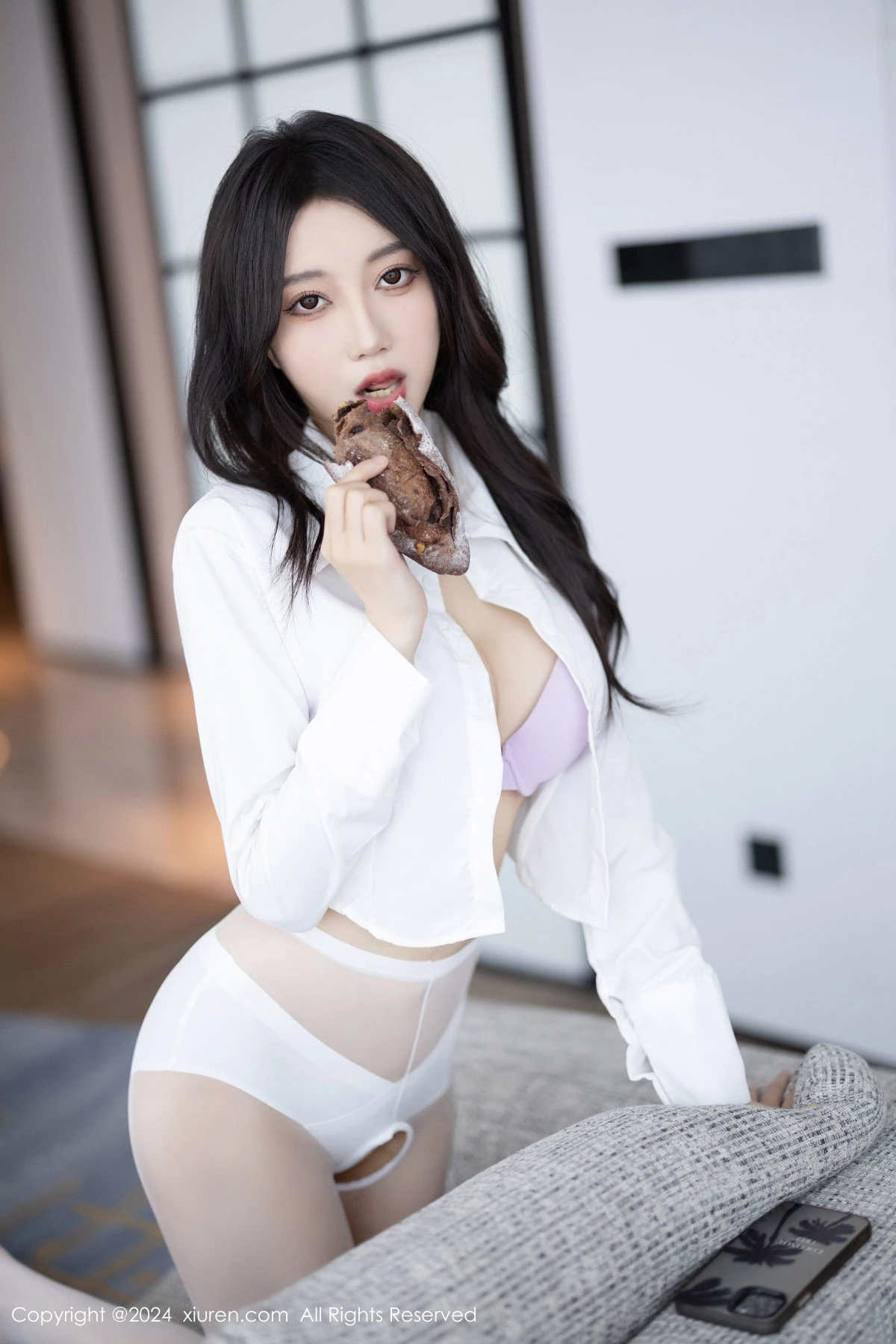 [[XiuRen秀人网]秀人网]No.8247_模特玥儿玥性感白衬衫配黑色短裙露紫色内衣配开档白丝迷人写真82P