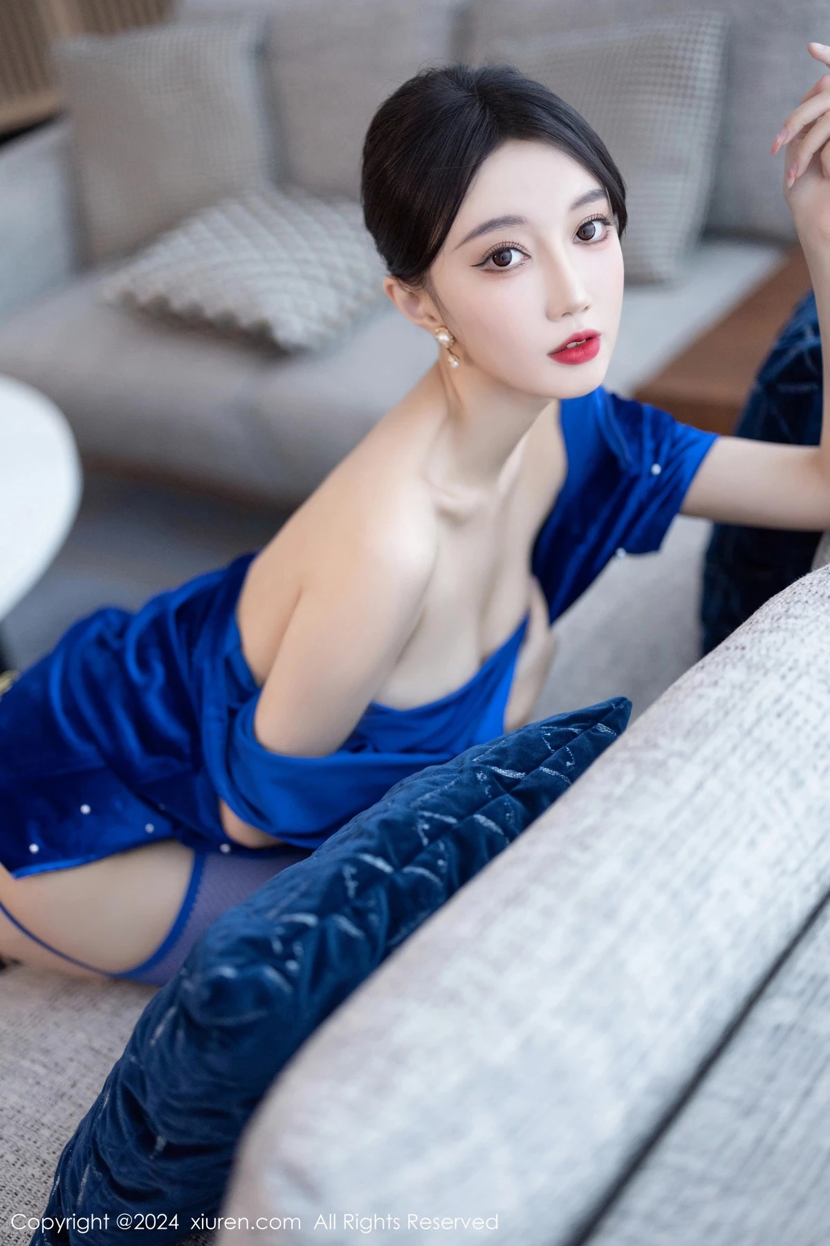 [[XiuRen秀人网]秀人网]No.8298_模特玥儿玥性感蓝短裙露黑色内衣配蓝丝吊袜秀曼妙身姿诱惑写真80P