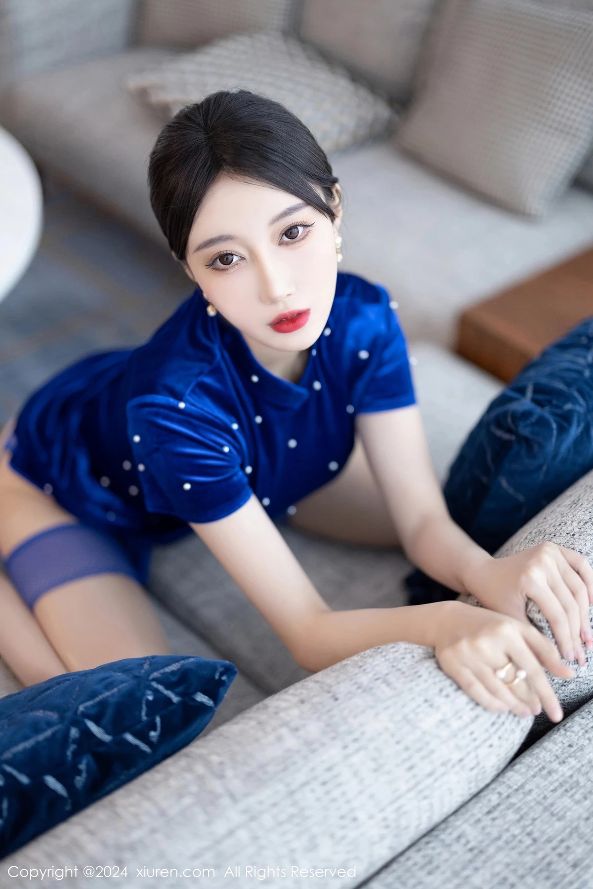 [[XiuRen秀人网]秀人网]No.8298_模特玥儿玥性感蓝短裙露黑色内衣配蓝丝吊袜秀曼妙身姿诱惑写真80P