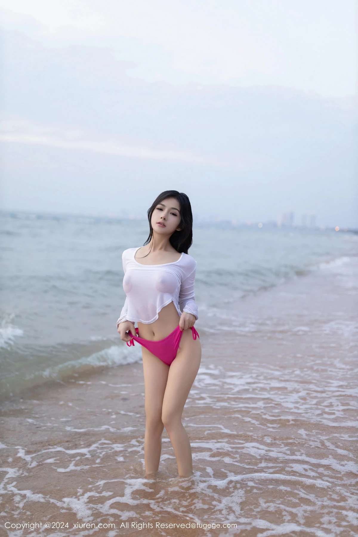 [[XiuRen秀人网]秀人网]No.8341_模特谭小灵海滩场景半脱露性感玫红内衣秀惹火身材极致诱惑写真80P