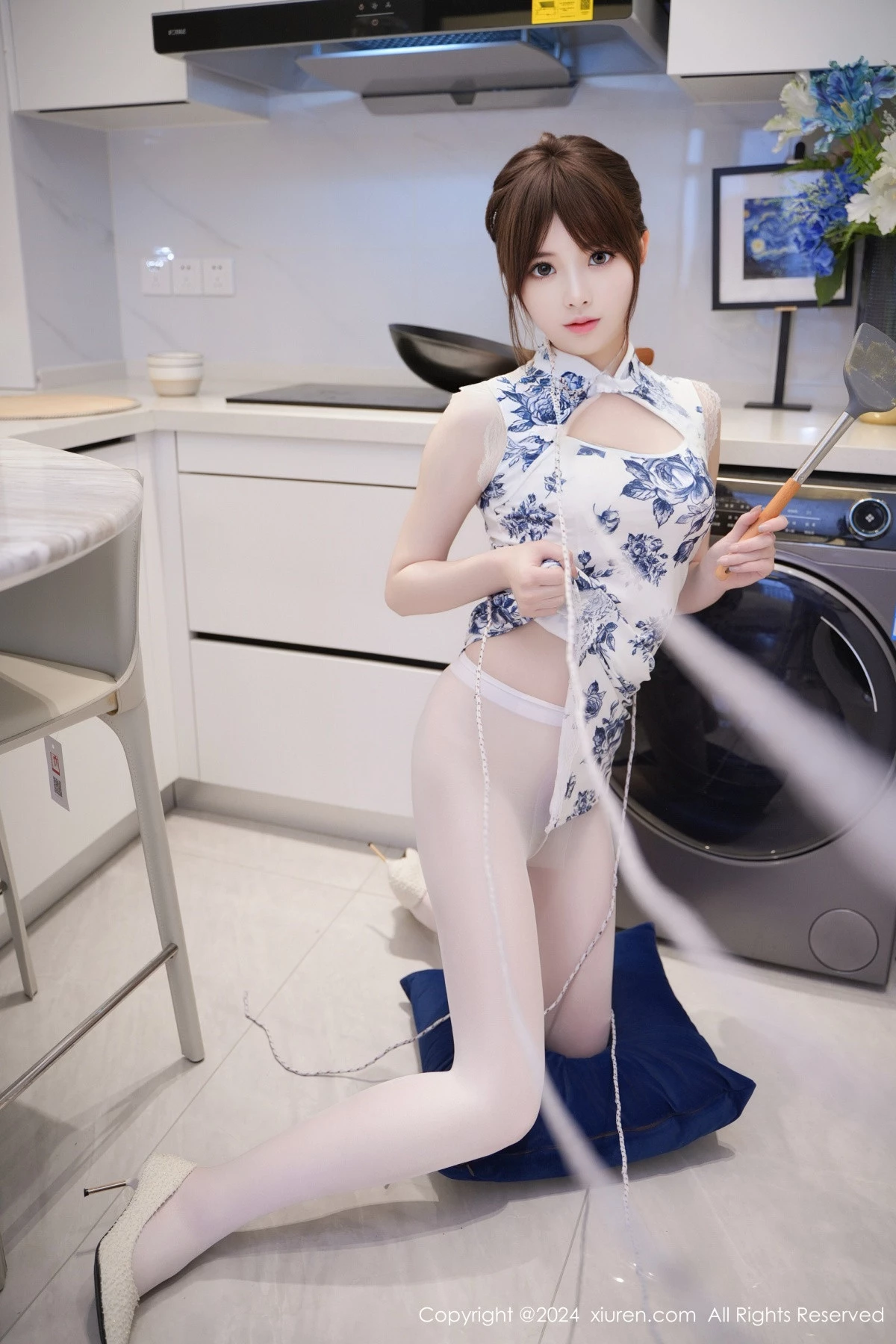 [[XiuRen秀人网]秀人网]No.8255_模特梦灵儿Mini性感青色轻透旗袍配原色丝袜秀惹火身材诱惑写真77P