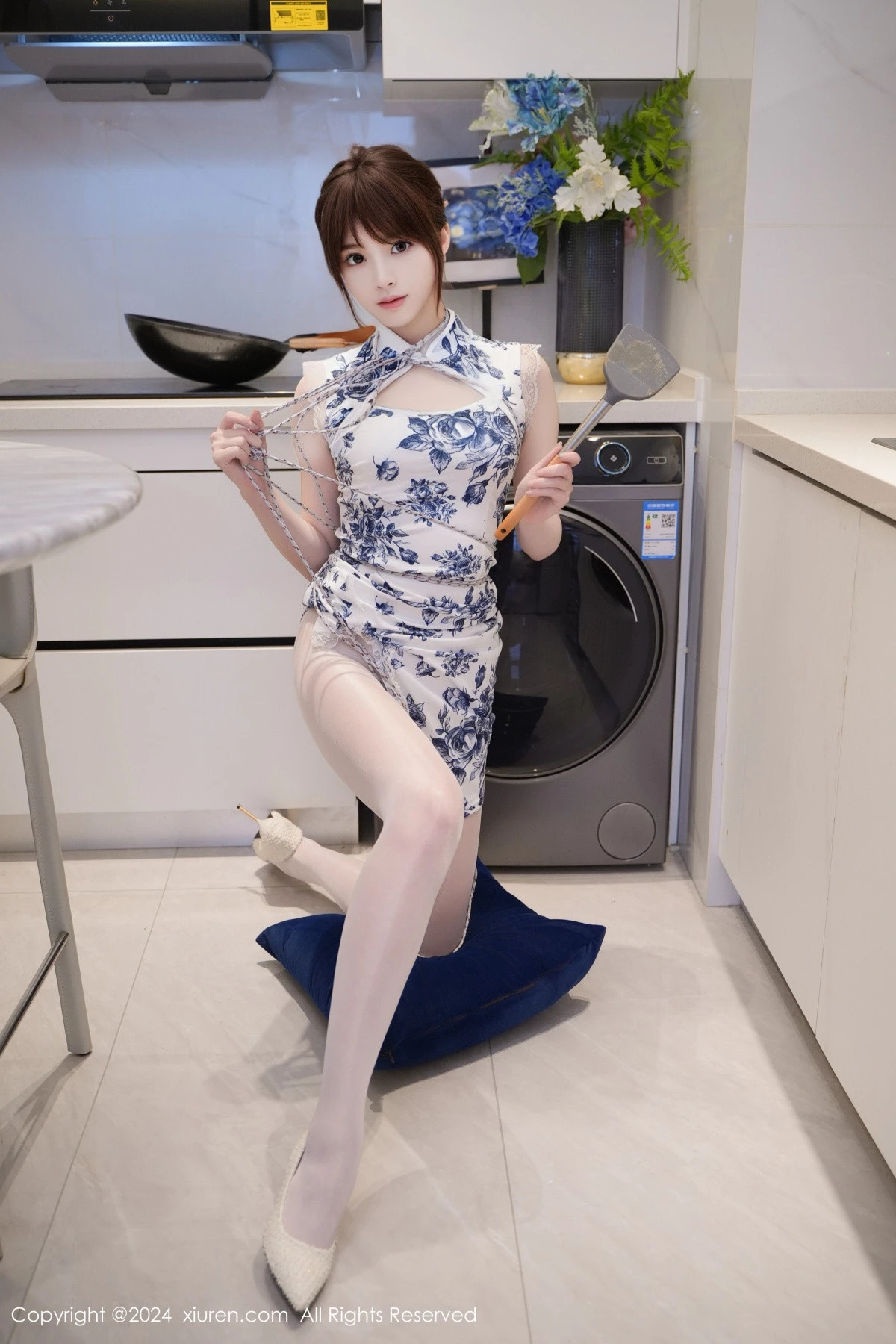 [[XiuRen秀人网]秀人网]No.8255_模特梦灵儿Mini性感青色轻透旗袍配原色丝袜秀惹火身材诱惑写真77P