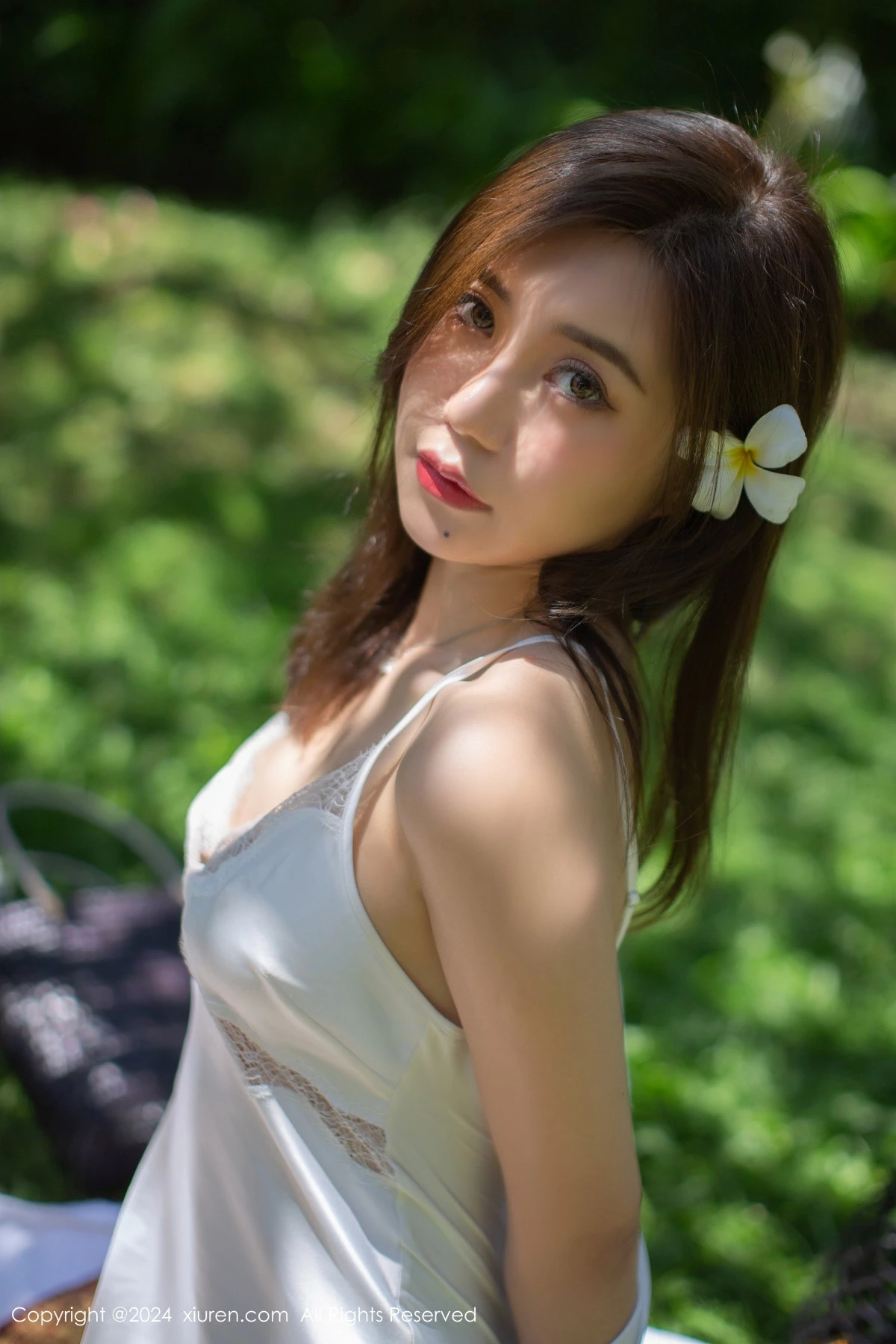 [[XiuRen秀人网]秀人网]No.8256_女神绮里嘉ula户外性感白色吊带裙配超薄肉丝秀惹火身材诱惑写真75P