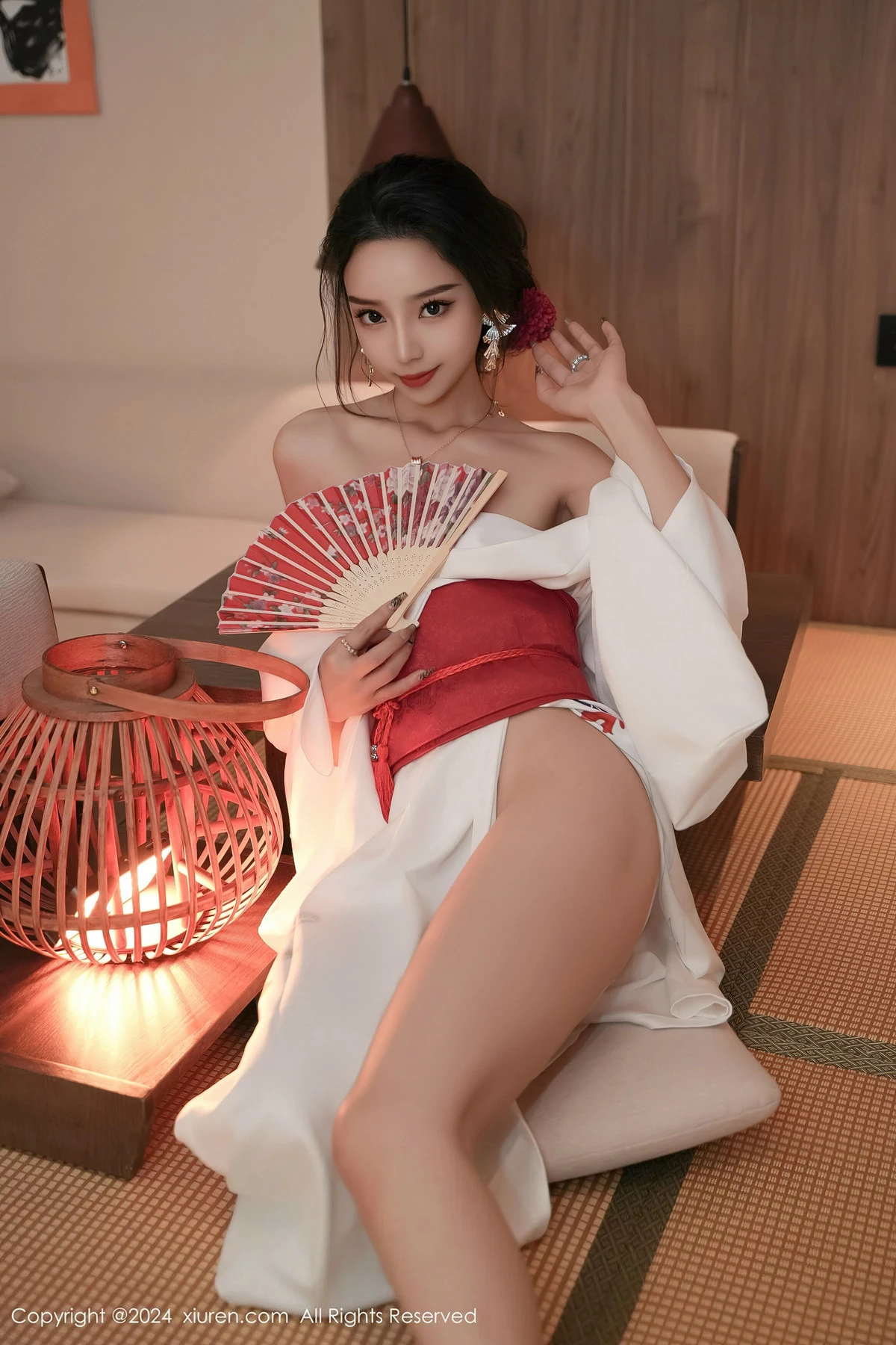 [[XiuRen秀人网]秀人网]No.8367_模特苏曼兮宾馆场景性感白色日系和服半撩秀翘臀美腿诱惑写真85P