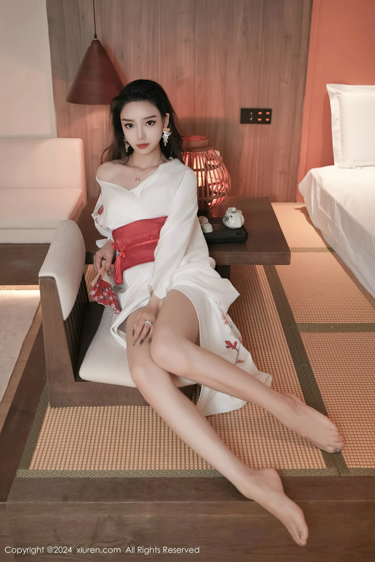 [[XiuRen秀人网]秀人网]No.8367_模特苏曼兮宾馆场景性感白色日系和服半撩秀翘臀美腿诱惑写真85P