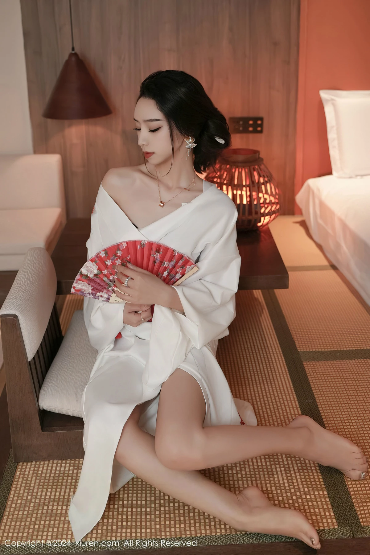 [[XiuRen秀人网]秀人网]No.8367_模特苏曼兮宾馆场景性感白色日系和服半撩秀翘臀美腿诱惑写真85P