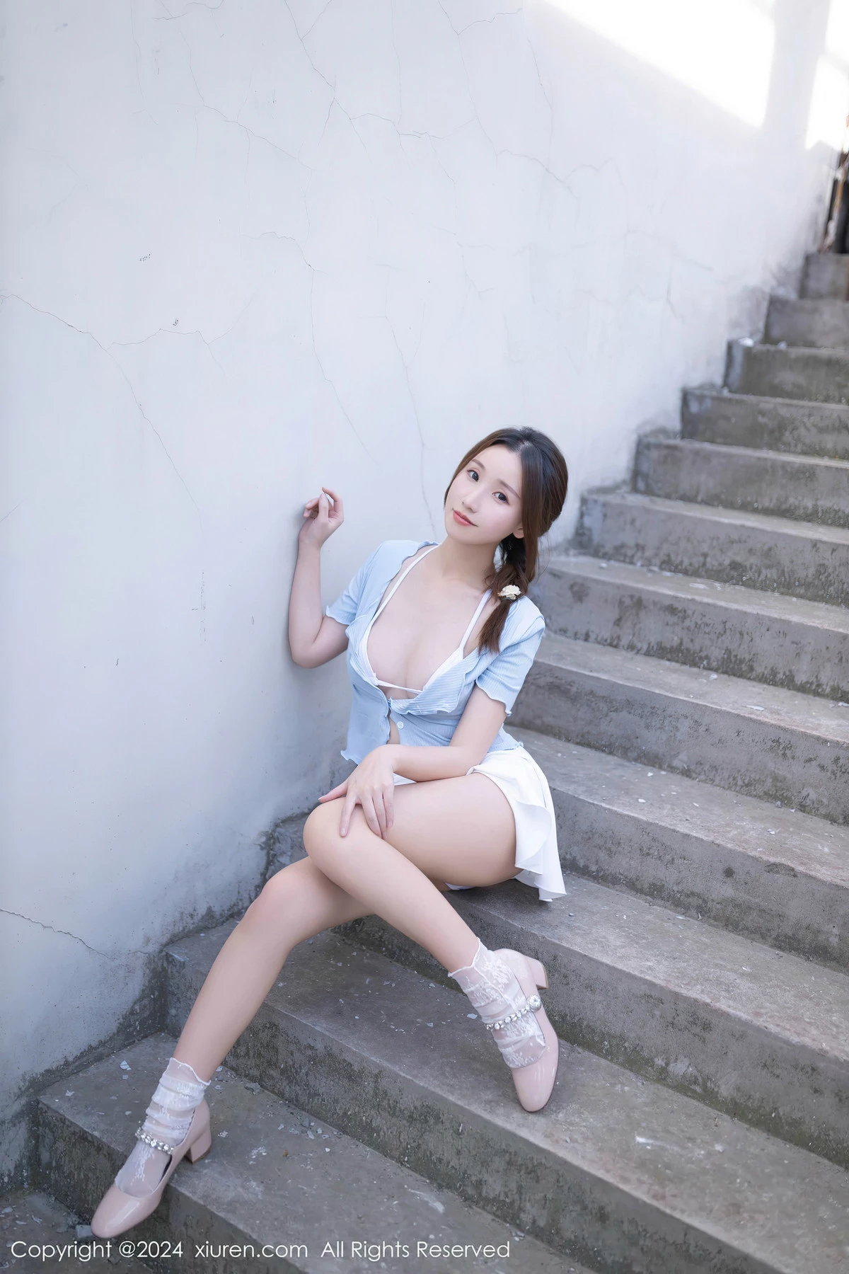 [[XiuRen秀人网]秀人网]No.8369_模特杏子Yada户外蓝色上衣配白短裙露性感白色内衣完美诱惑写真85P