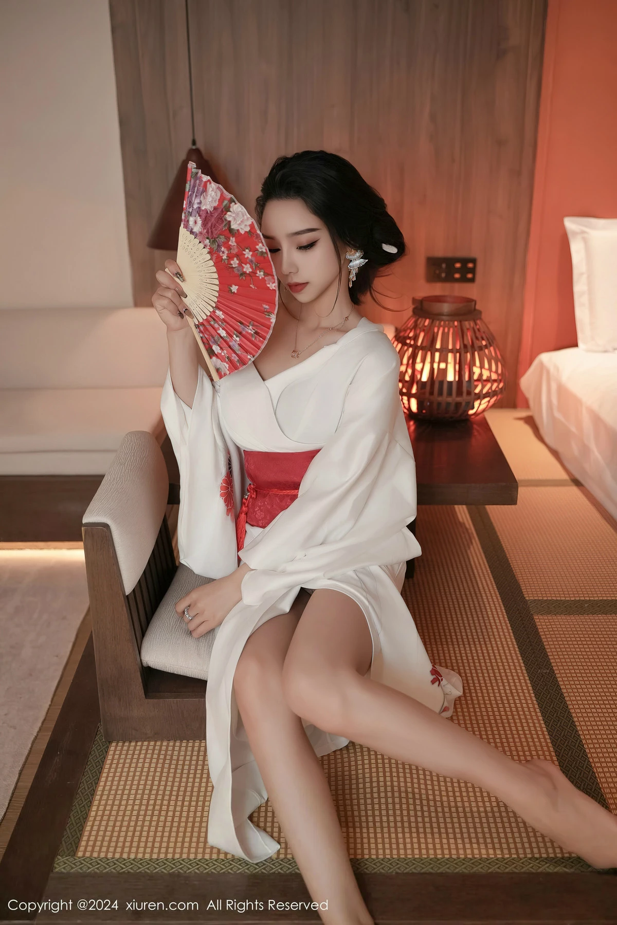 [[XiuRen秀人网]秀人网]No.8367_模特苏曼兮宾馆场景性感白色日系和服半撩秀翘臀美腿诱惑写真85P