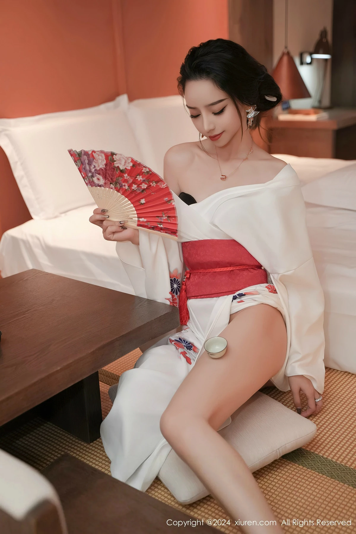 [[XiuRen秀人网]秀人网]No.8367_模特苏曼兮宾馆场景性感白色日系和服半撩秀翘臀美腿诱惑写真85P