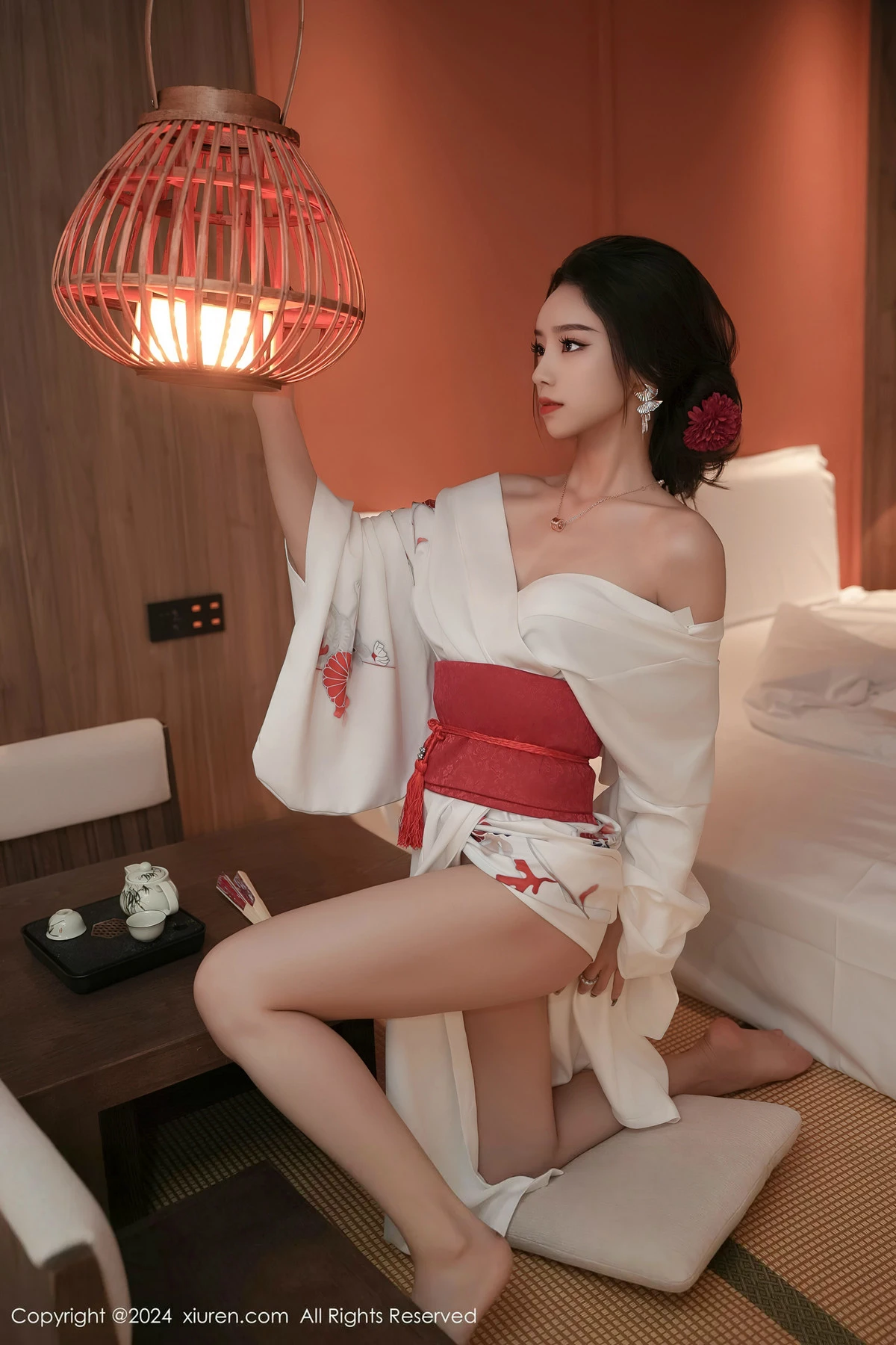 [[XiuRen秀人网]秀人网]No.8367_模特苏曼兮宾馆场景性感白色日系和服半撩秀翘臀美腿诱惑写真85P