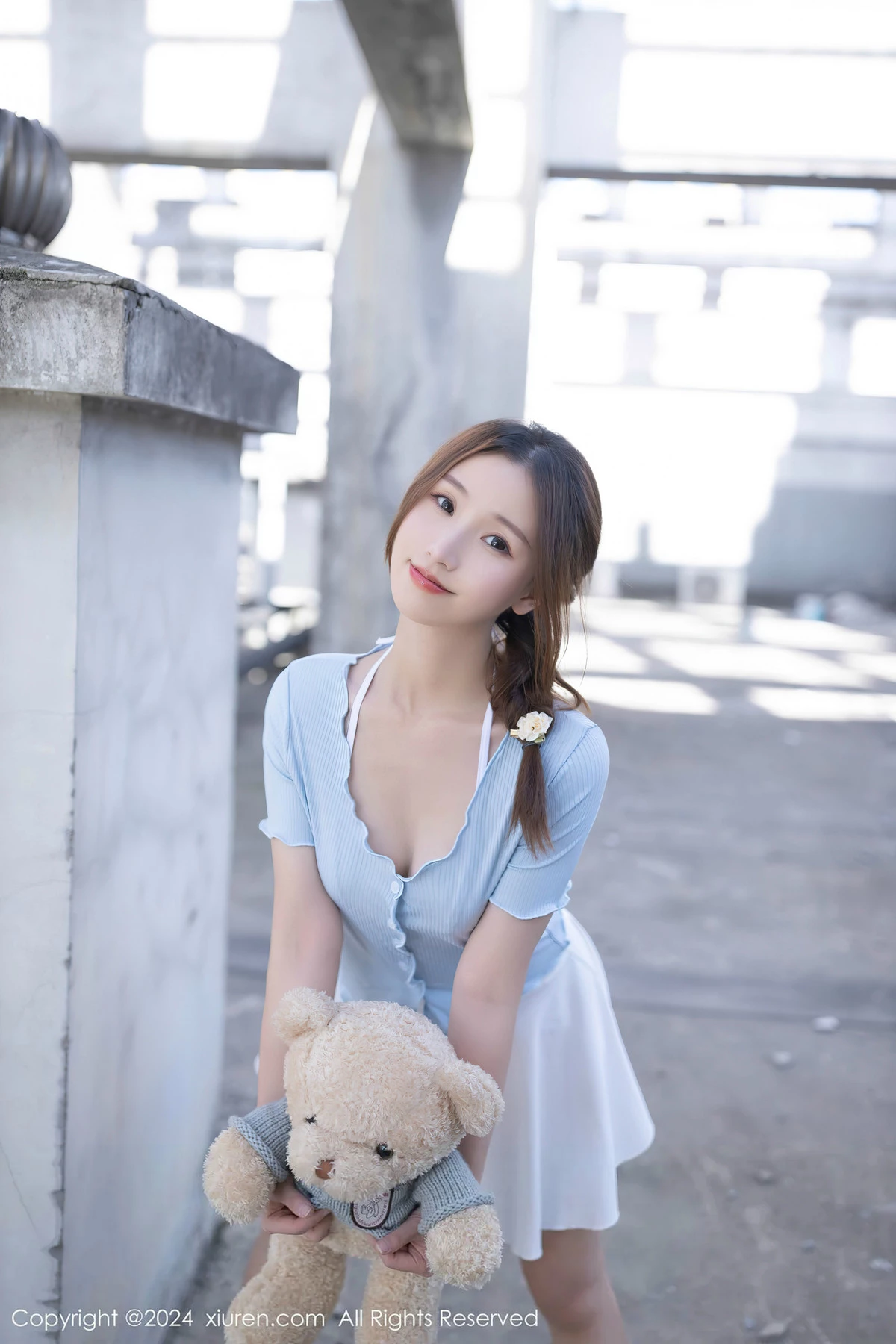 [[XiuRen秀人网]秀人网]No.8369_模特杏子Yada户外蓝色上衣配白短裙露性感白色内衣完美诱惑写真85P