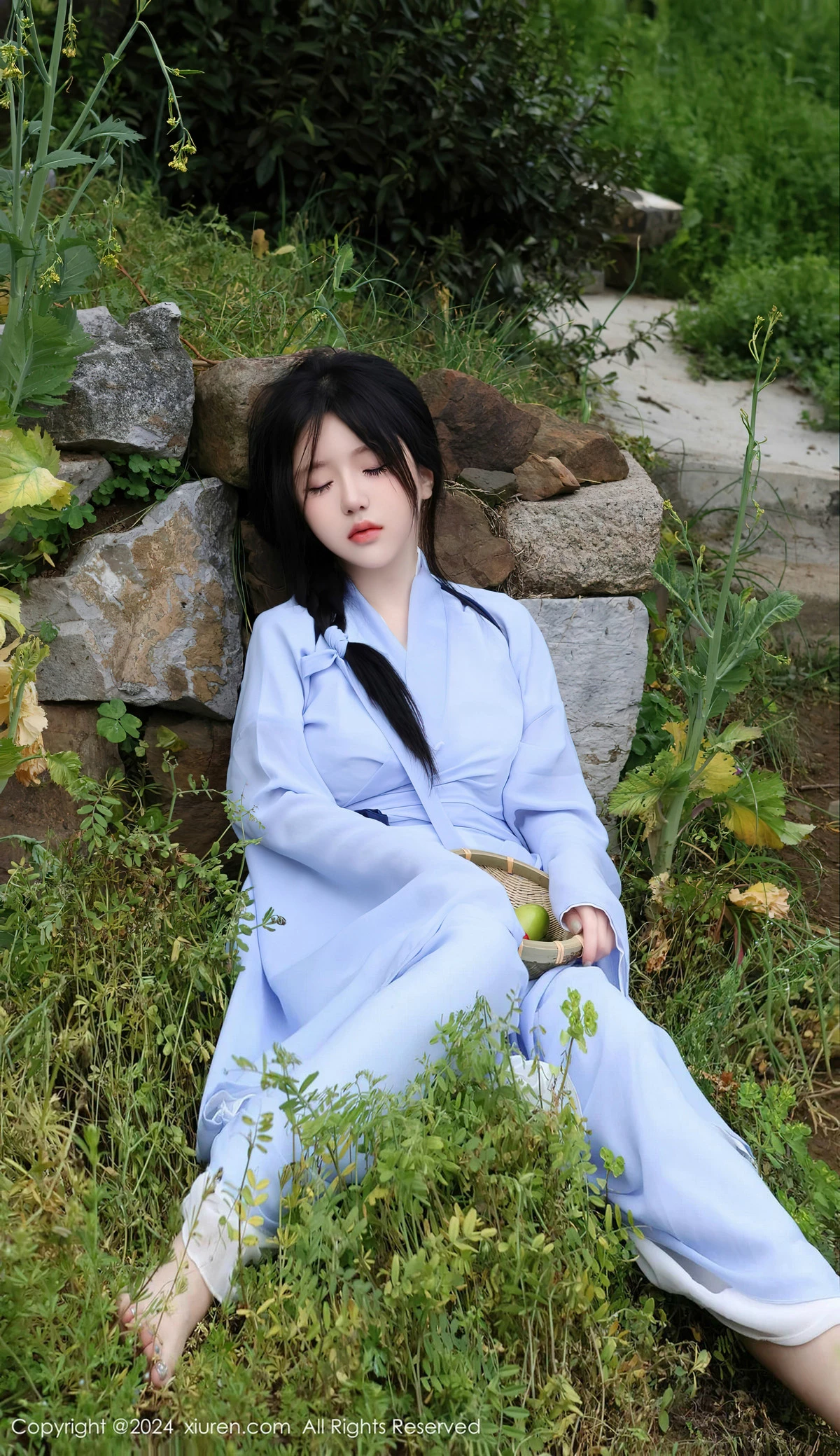 [[XiuRen秀人网]秀人网]No.8386_模特小薯条nienie户外剧情性感蓝色连衣裙半脱秀惹火身材诱惑写真85P