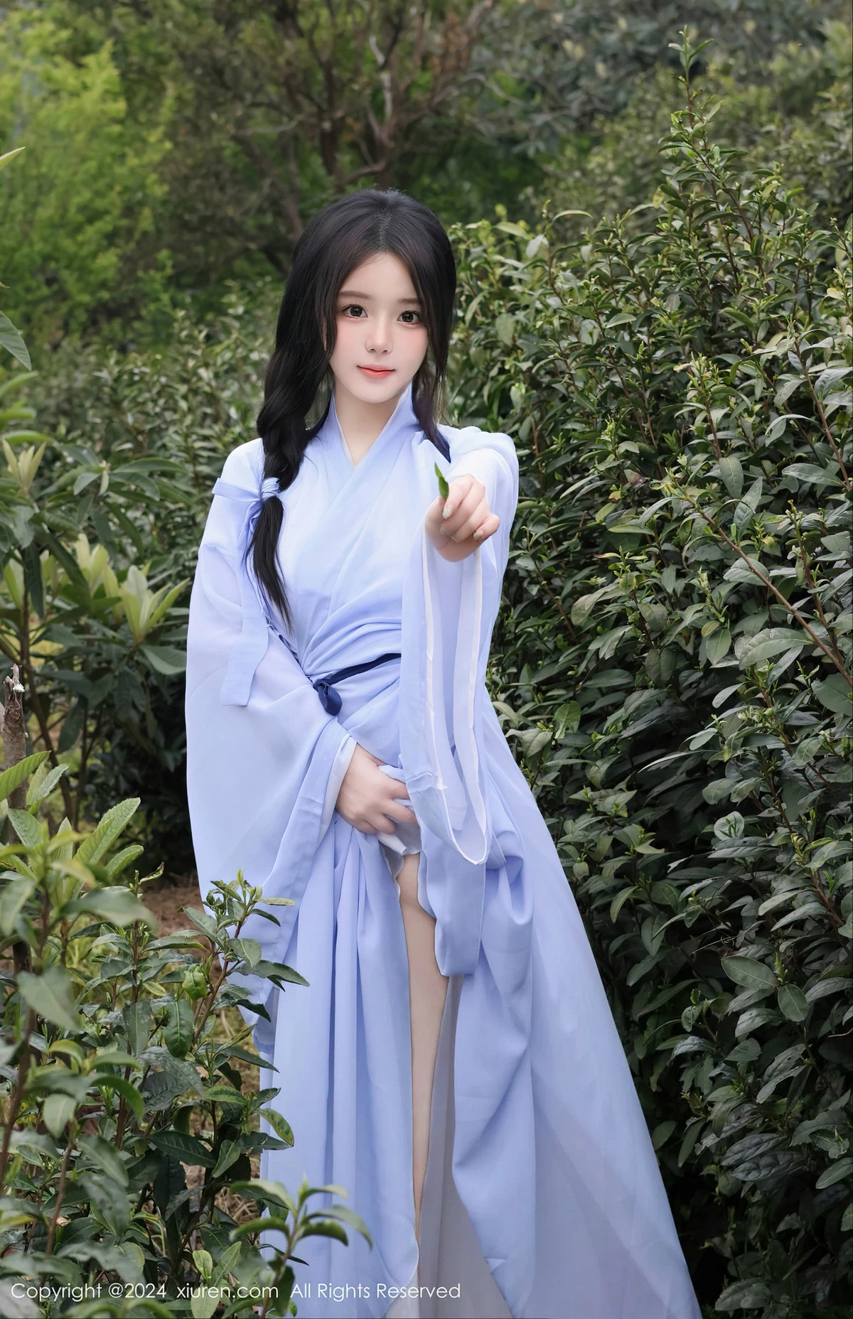 [[XiuRen秀人网]秀人网]No.8386_模特小薯条nienie户外剧情性感蓝色连衣裙半脱秀惹火身材诱惑写真85P