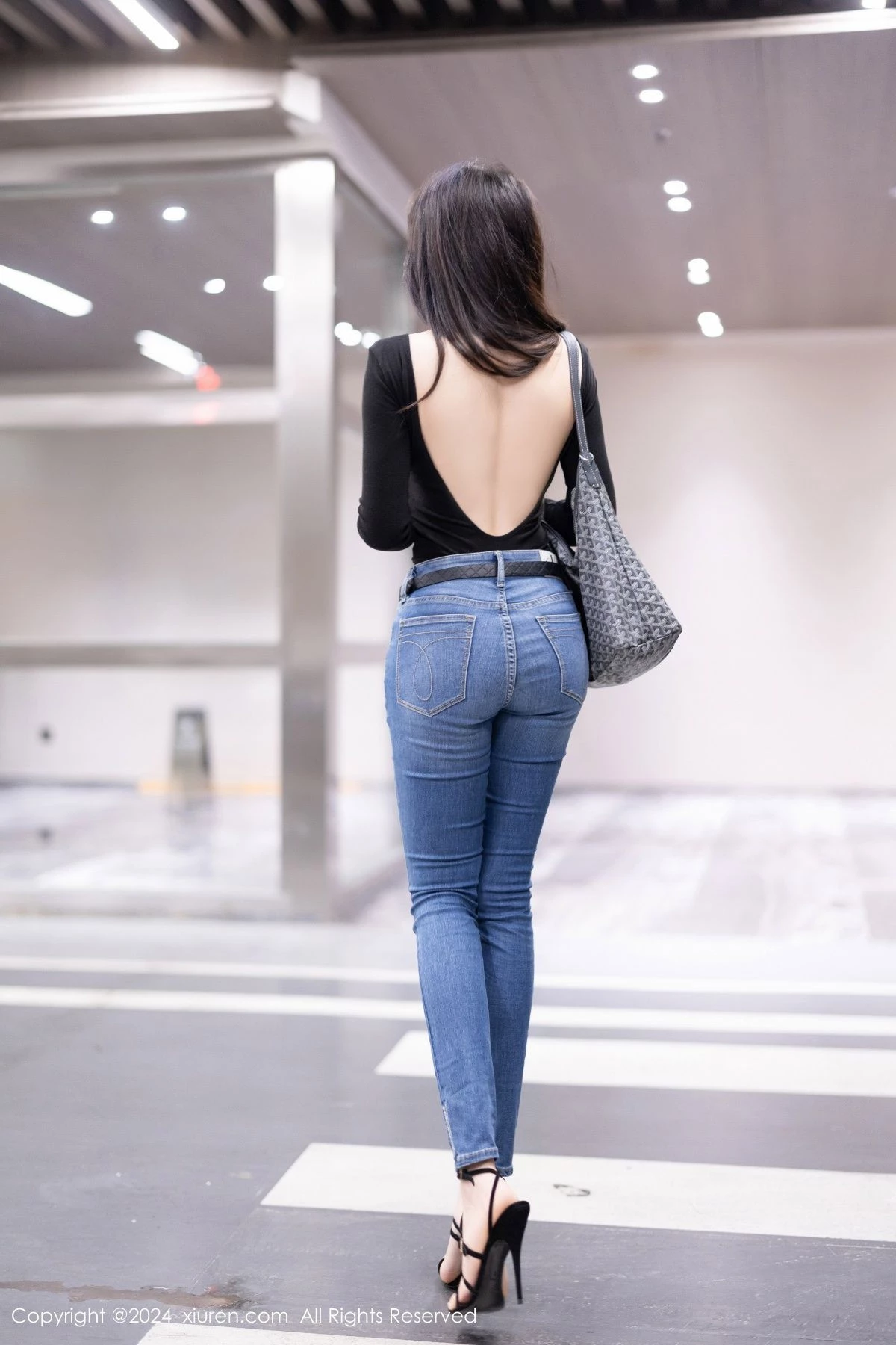 [[XiuRen秀人网]秀人网]No.8385_模特徐莉芝Booty黑色露背上衣+皮质连衣裙秀曼妙身姿诱惑写真92P