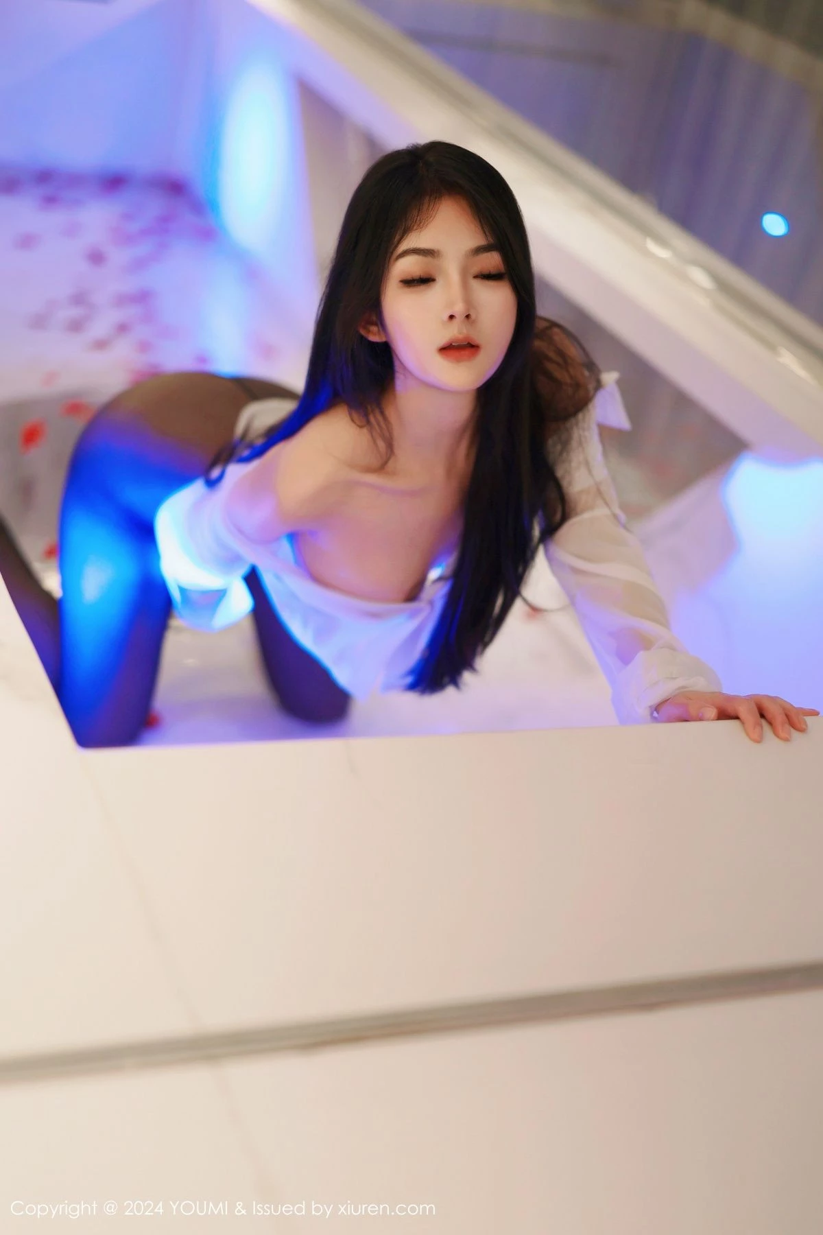 [YouMi尤蜜荟]Vol.1050_模特谭小灵性感薄透白T配黑短裙露超薄黑丝秀翘臀美腿诱惑写真90P