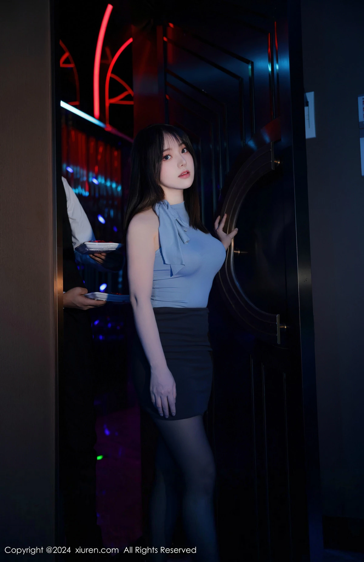 [[XiuRen秀人网]秀人网]No.8402_模特豆瓣酱KTV场景红色情趣薄纱露性感内衣秀惹火身材诱惑写真73P