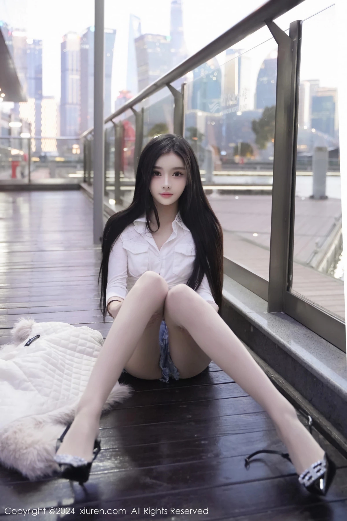 [[XiuRen秀人网]秀人网]No.8261_模特龙雪儿性感白色上衣配超短牛仔裤秀曼妙身姿撩人诱惑写真77P