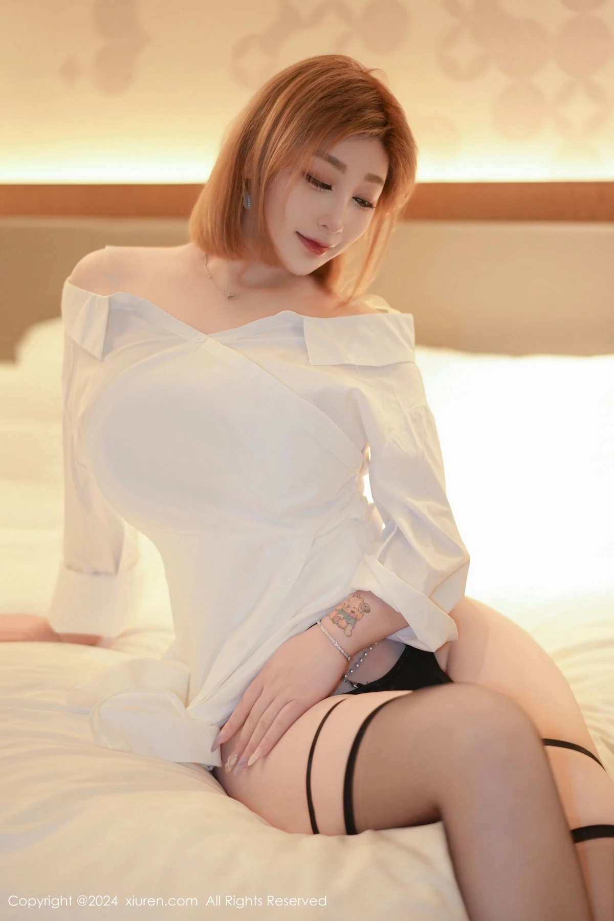 [[XiuRen秀人网]秀人网]No.8274_女神妲己_Toxic私房性感白色衬衫配黑丝吊袜秀丰满身材诱惑写真70P