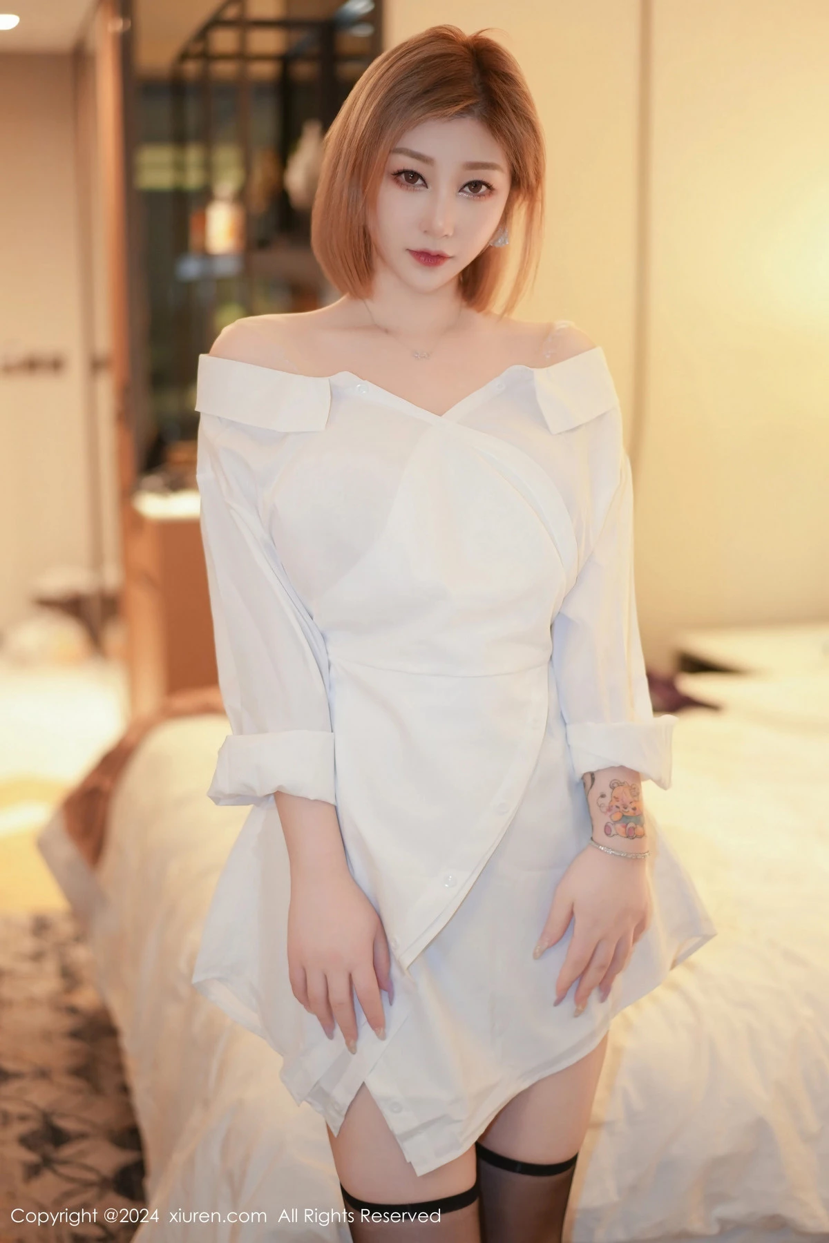 [[XiuRen秀人网]秀人网]No.8274_女神妲己_Toxic私房性感白色衬衫配黑丝吊袜秀丰满身材诱惑写真70P
