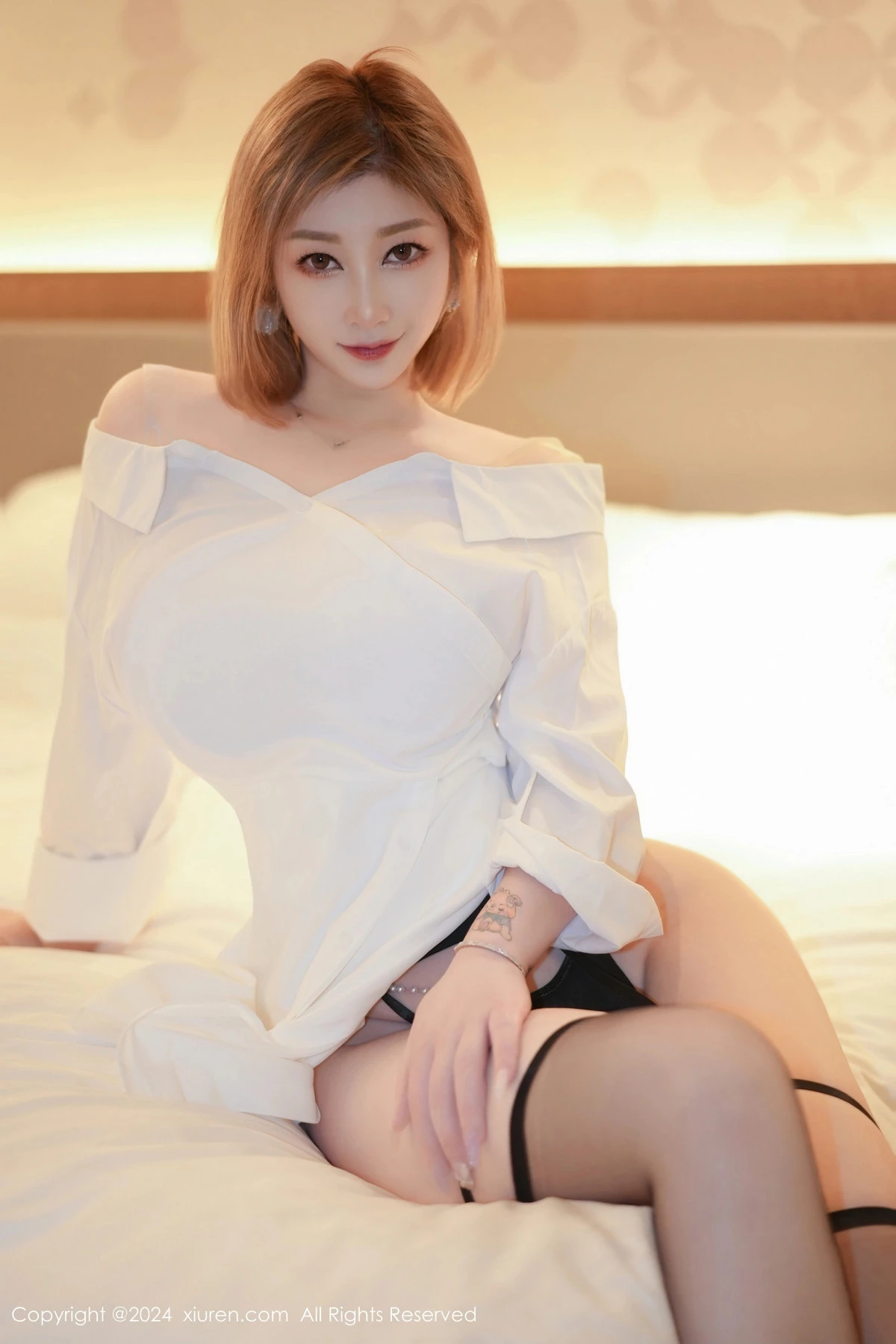 [[XiuRen秀人网]秀人网]No.8274_女神妲己_Toxic私房性感白色衬衫配黑丝吊袜秀丰满身材诱惑写真70P