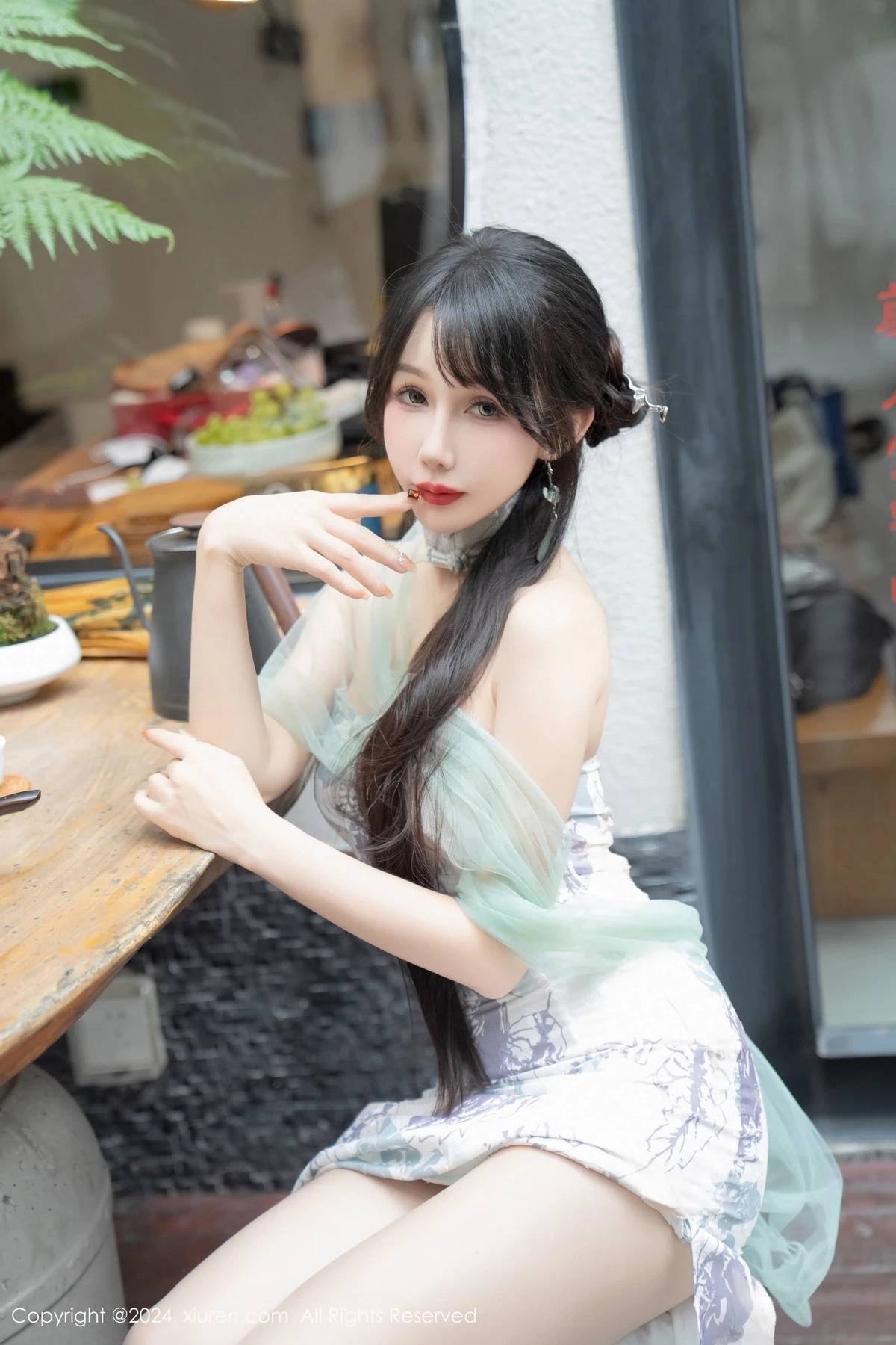 [[XiuRen秀人网]秀人网]No.8448_模特波巧酱性感黑色薄纱肚兜+图案旗袍配闪亮肉丝完美诱惑写真96P