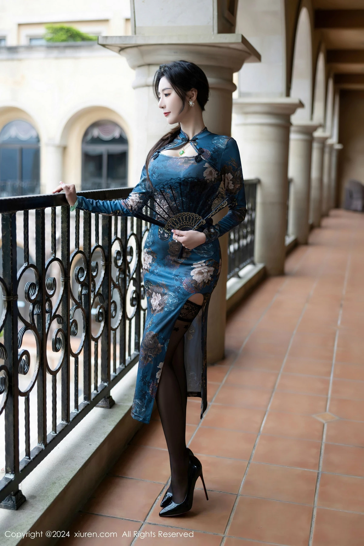 [[XiuRen秀人网]秀人网]No.8425_女神王馨瑶yanni性感蓝色图案旗袍配超薄黑丝秀完美身材迷人写真82P