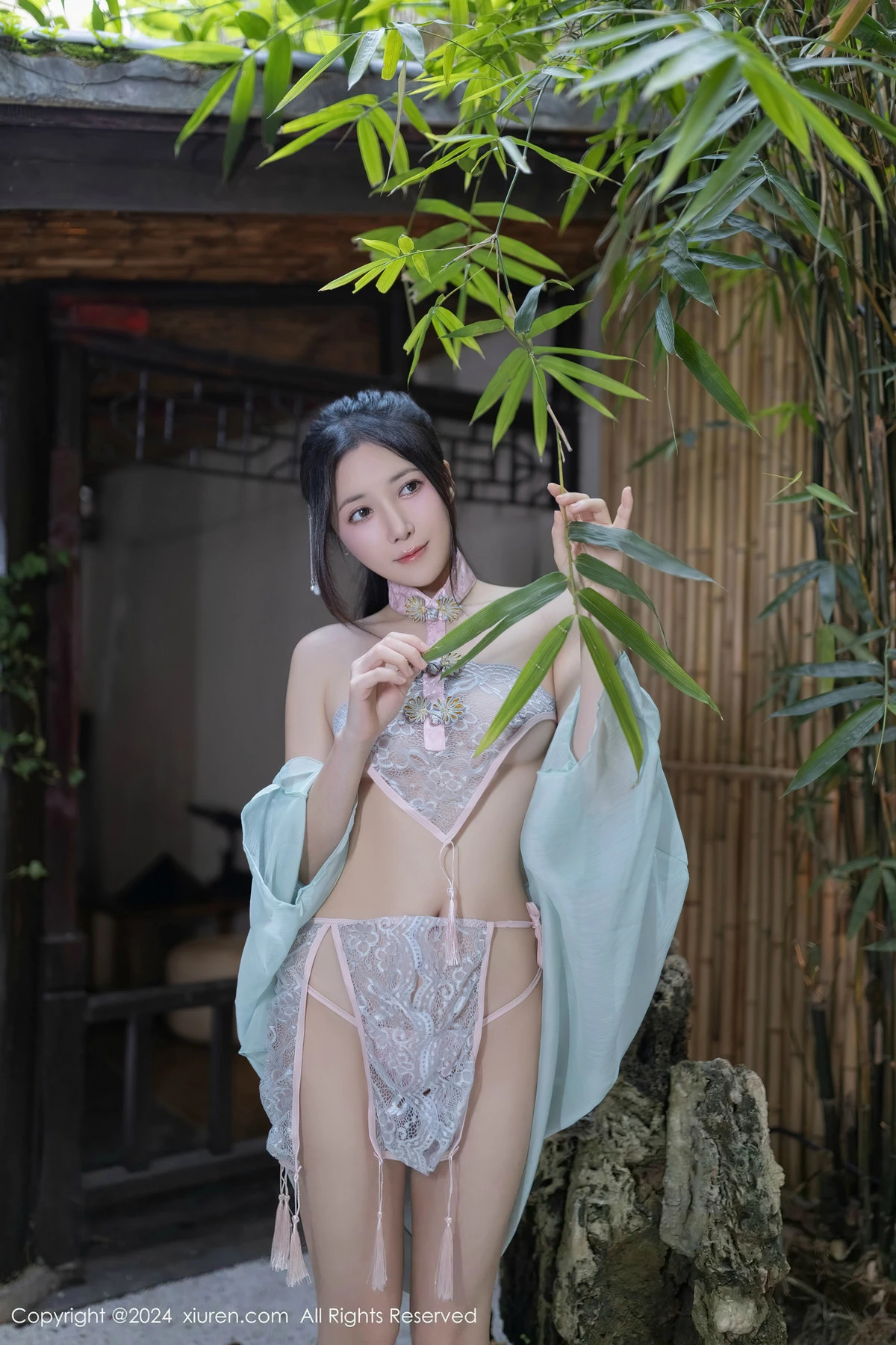 [[XiuRen秀人网]秀人网]No.8428_模特鱼子酱Fish浴池场景性感粉色布兜内衣秀惹火身材诱惑写真81P