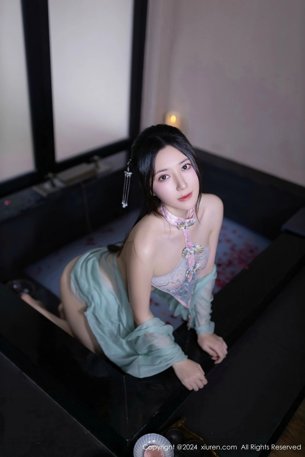 [[XiuRen秀人网]秀人网]No.8428_模特鱼子酱Fish浴池场景性感粉色布兜内衣秀惹火身材诱惑写真81P