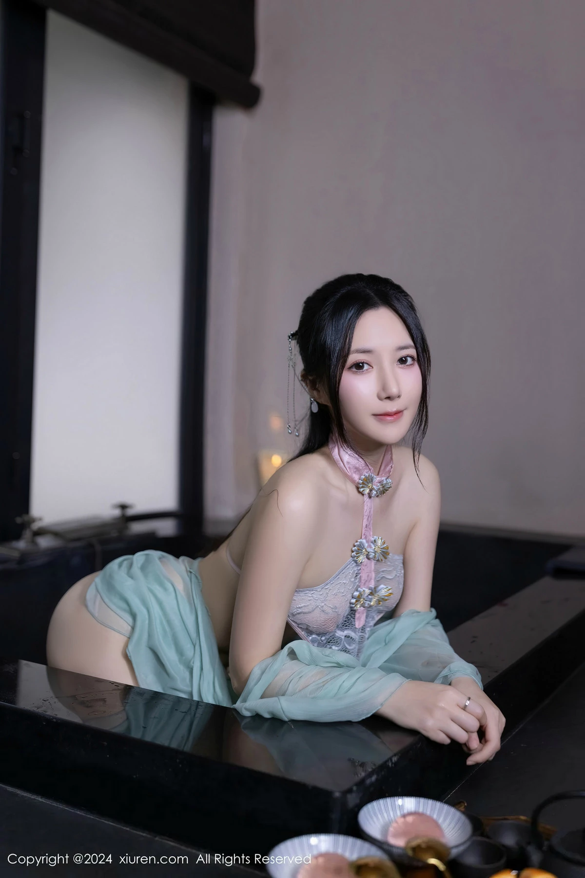 [[XiuRen秀人网]秀人网]No.8428_模特鱼子酱Fish浴池场景性感粉色布兜内衣秀惹火身材诱惑写真81P