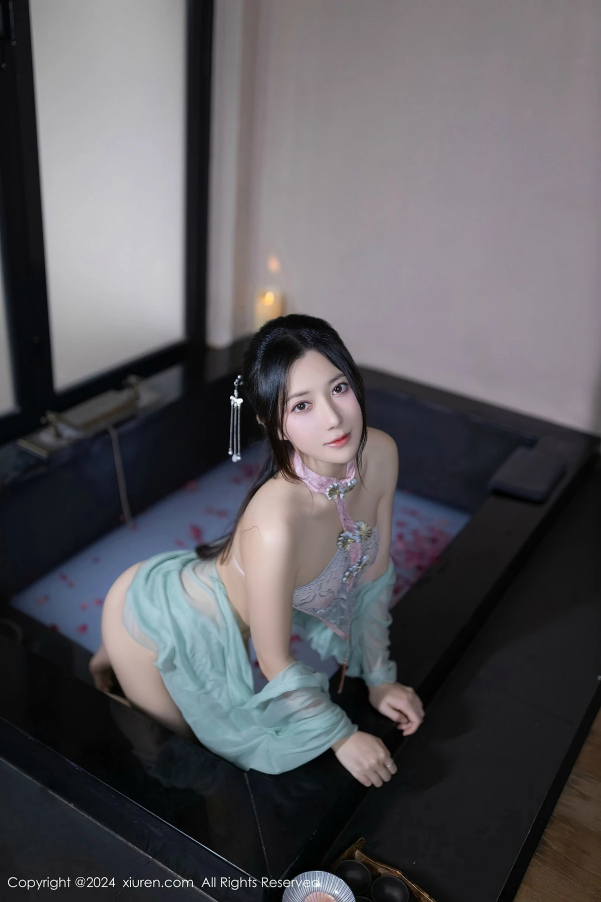 [[XiuRen秀人网]秀人网]No.8428_模特鱼子酱Fish浴池场景性感粉色布兜内衣秀惹火身材诱惑写真81P
