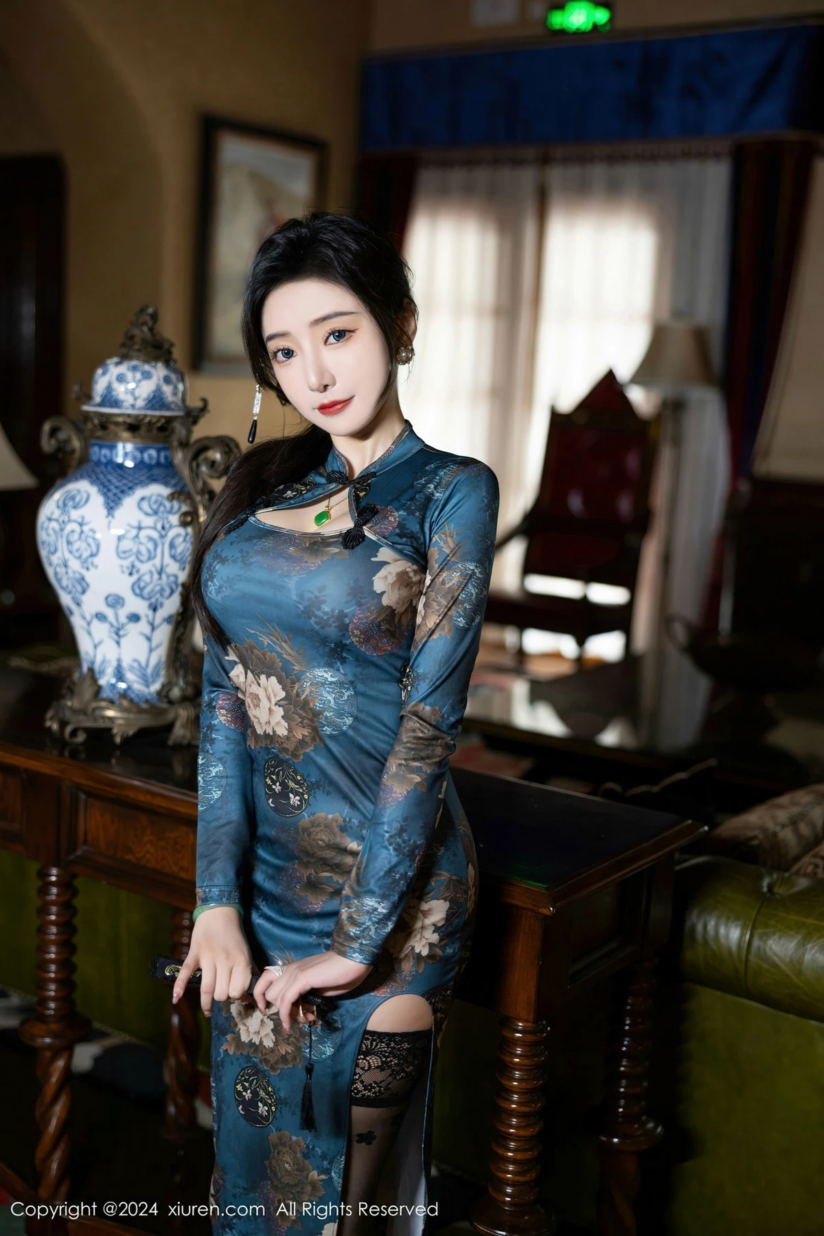 [[XiuRen秀人网]秀人网]No.8425_女神王馨瑶yanni性感蓝色图案旗袍配超薄黑丝秀完美身材迷人写真82P