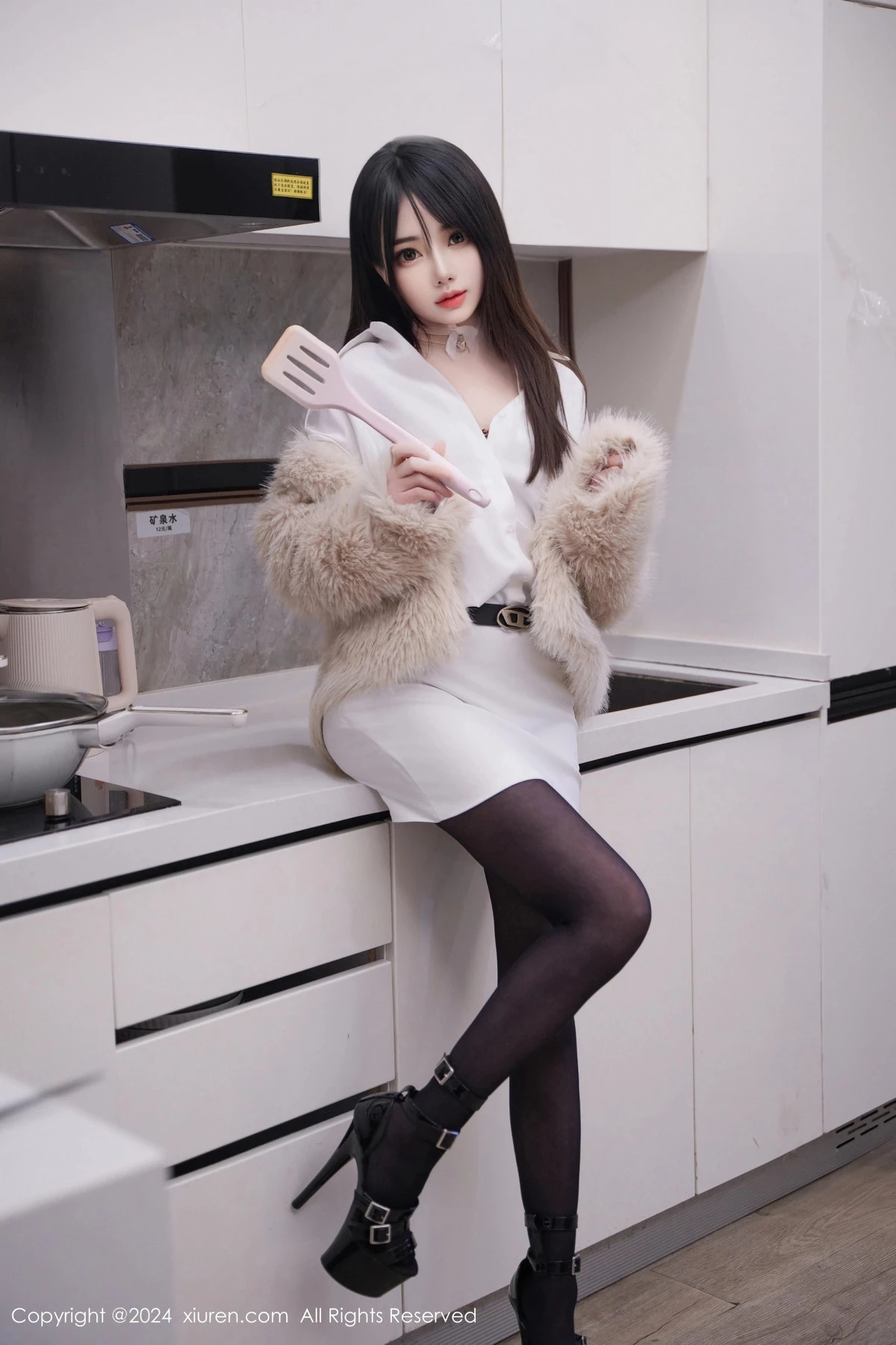 [[XiuRen秀人网]秀人网]No.8429_模特林月月性感白色衬衫露蕾丝内衣配开档黑丝秀美腿诱惑写真65P