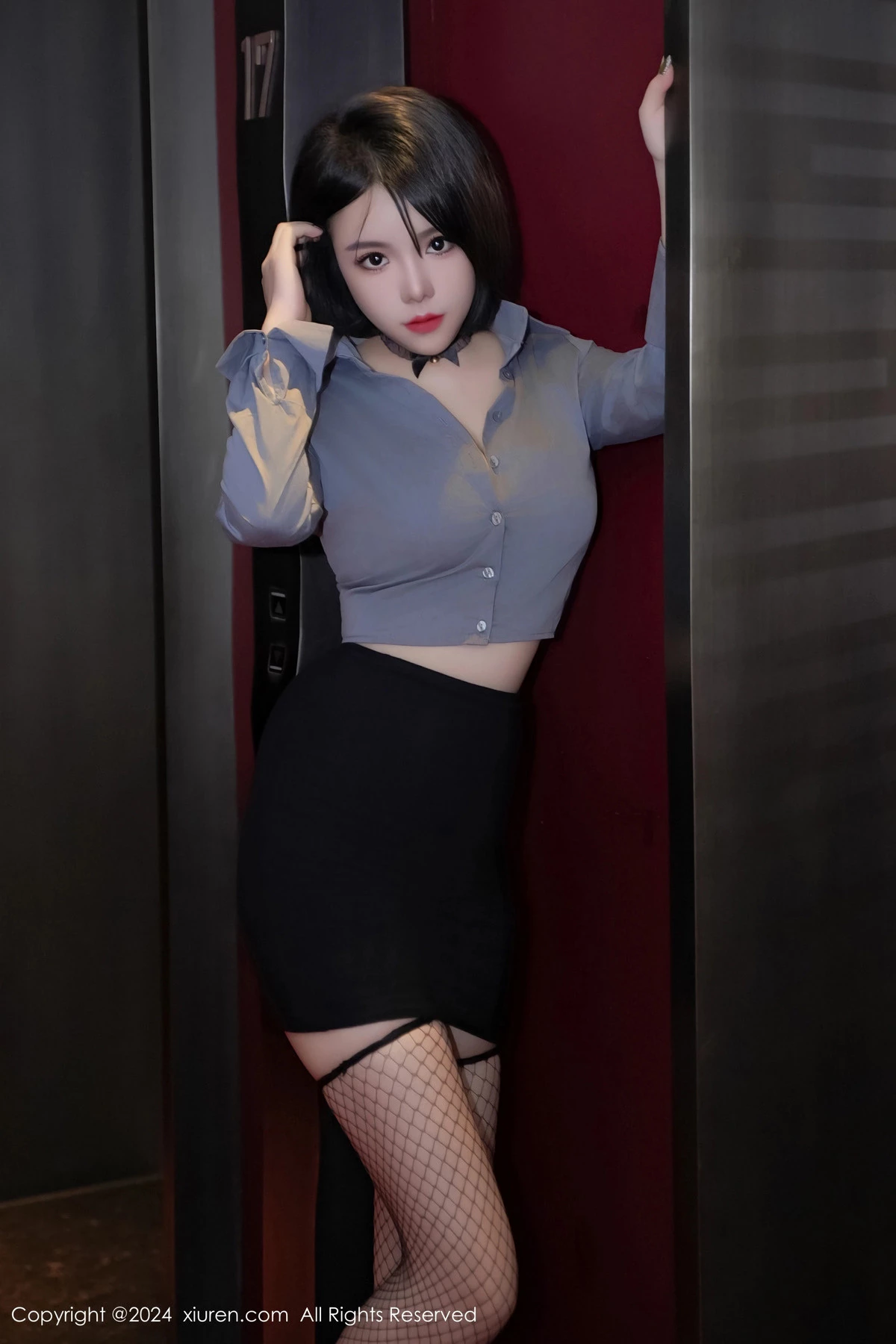 [[XiuRen秀人网]秀人网]No.8435_模特陆萱雅性感灰色衬衫配黑短裙露黑丝网袜秀翘臀美腿诱惑写真68P